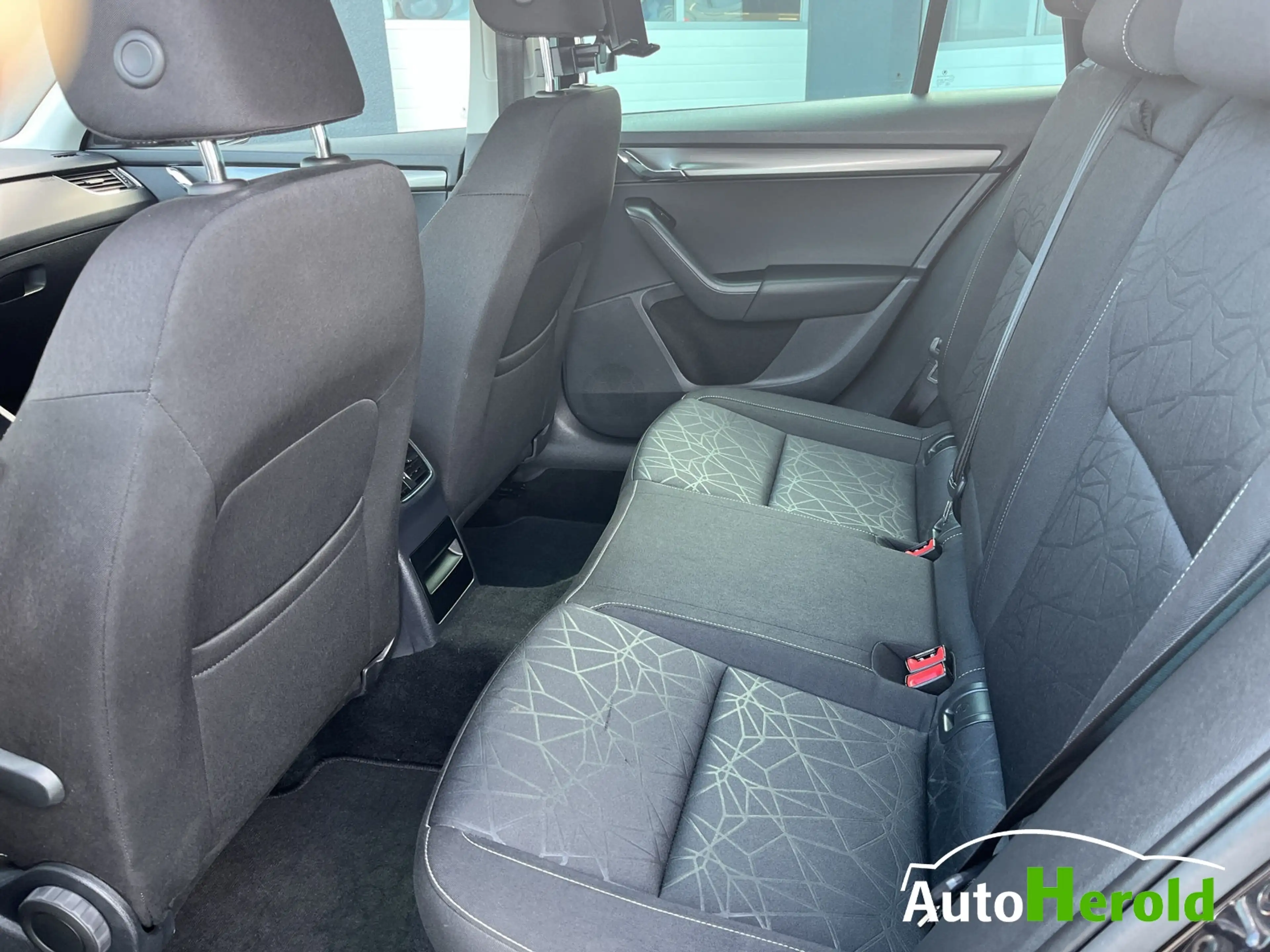 Skoda Octavia Combi 2,0l TSI DSG Clever — photo 13