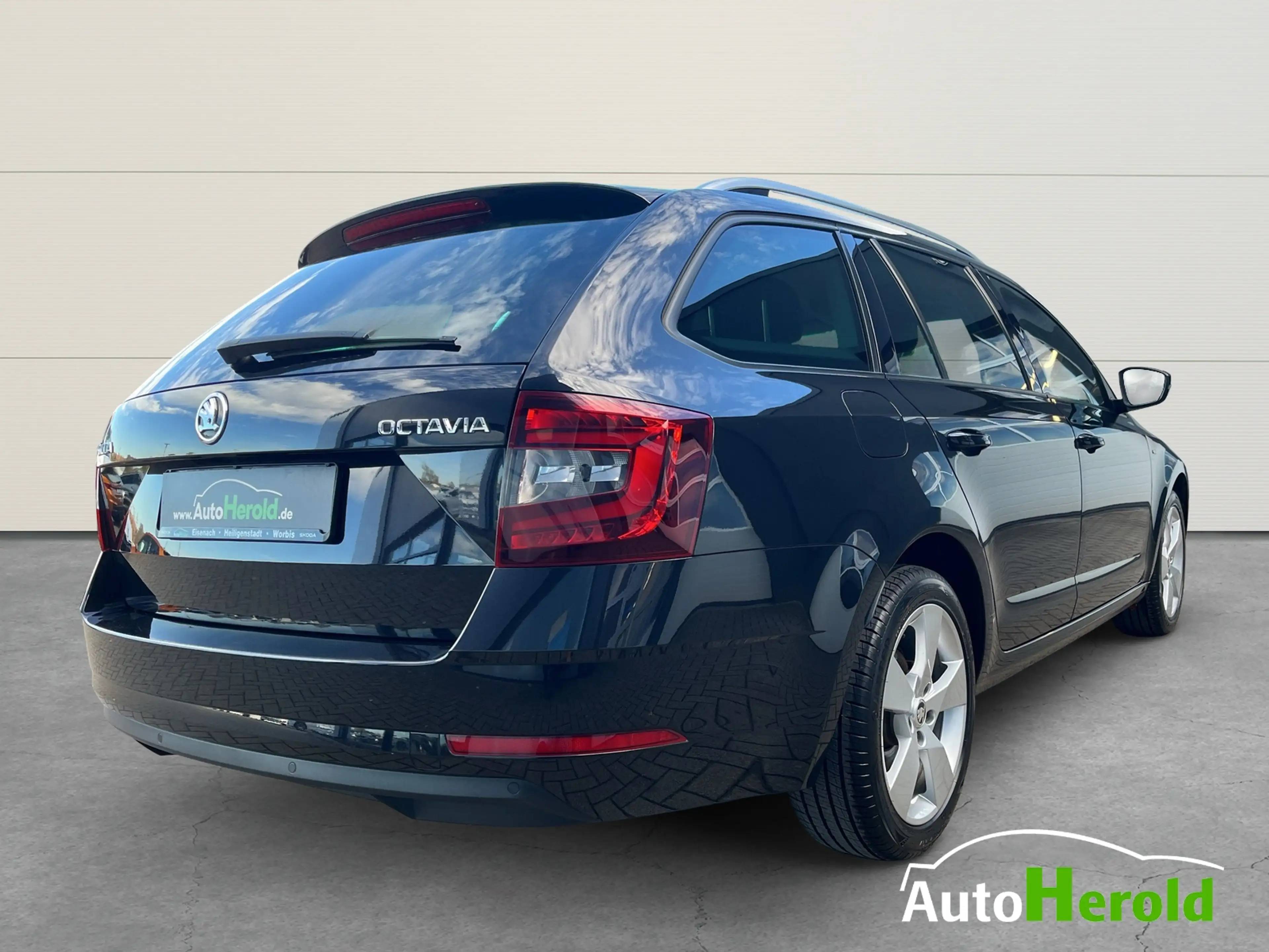 Skoda Octavia Combi 2,0l TSI DSG Clever — photo 9