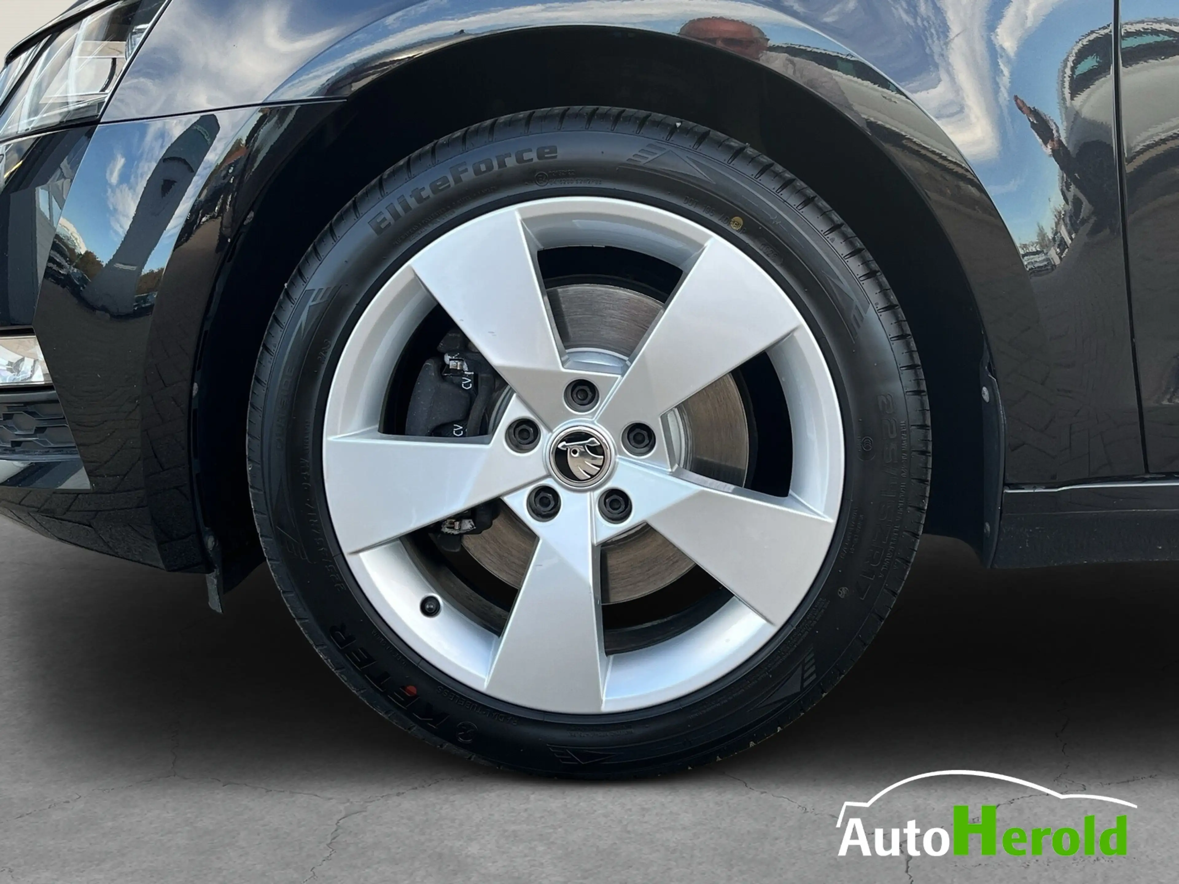 Skoda Octavia Combi 2,0l TSI DSG Clever — photo 4