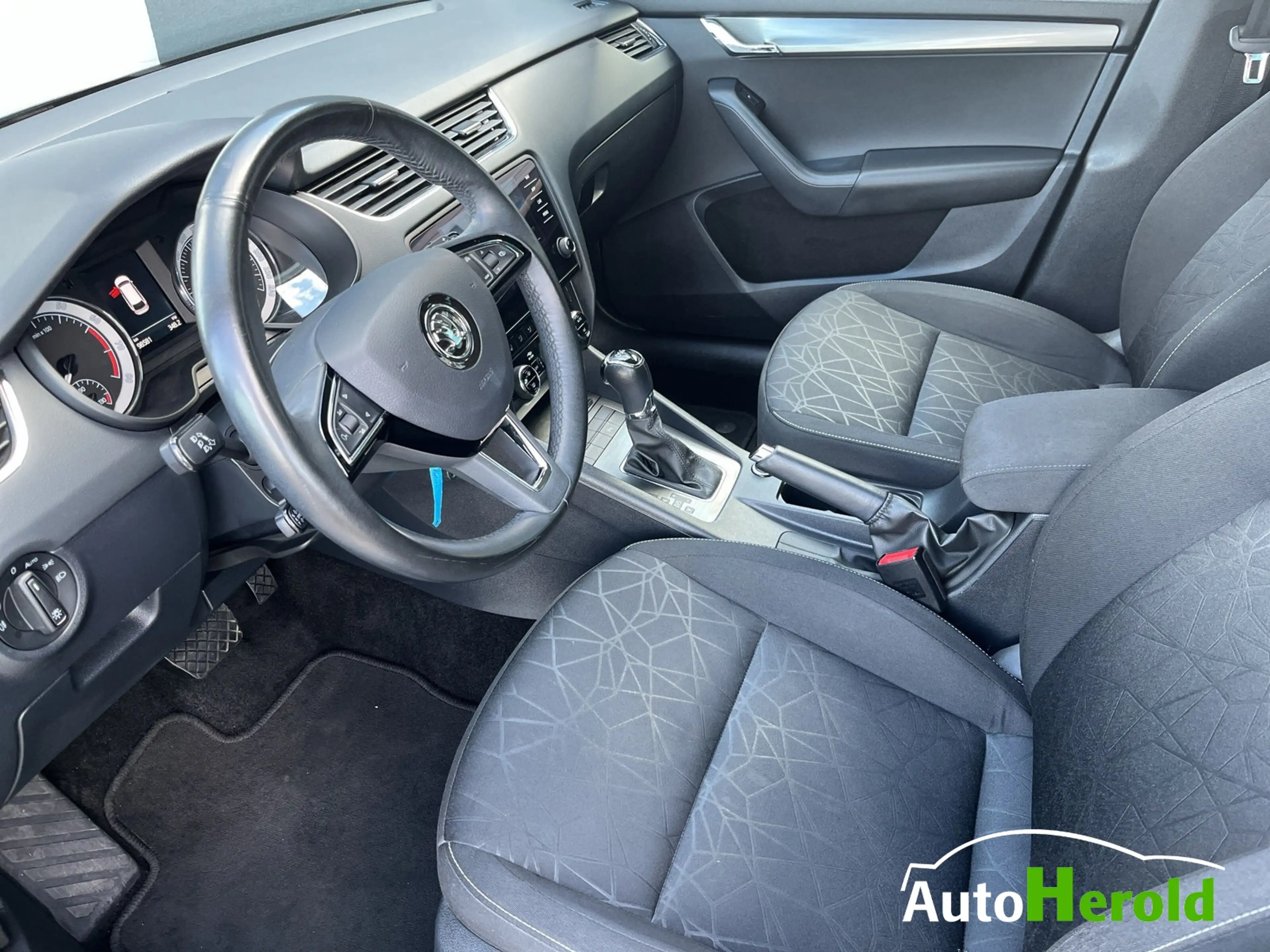 Skoda Octavia Combi 2,0l TSI DSG Clever — photo 11