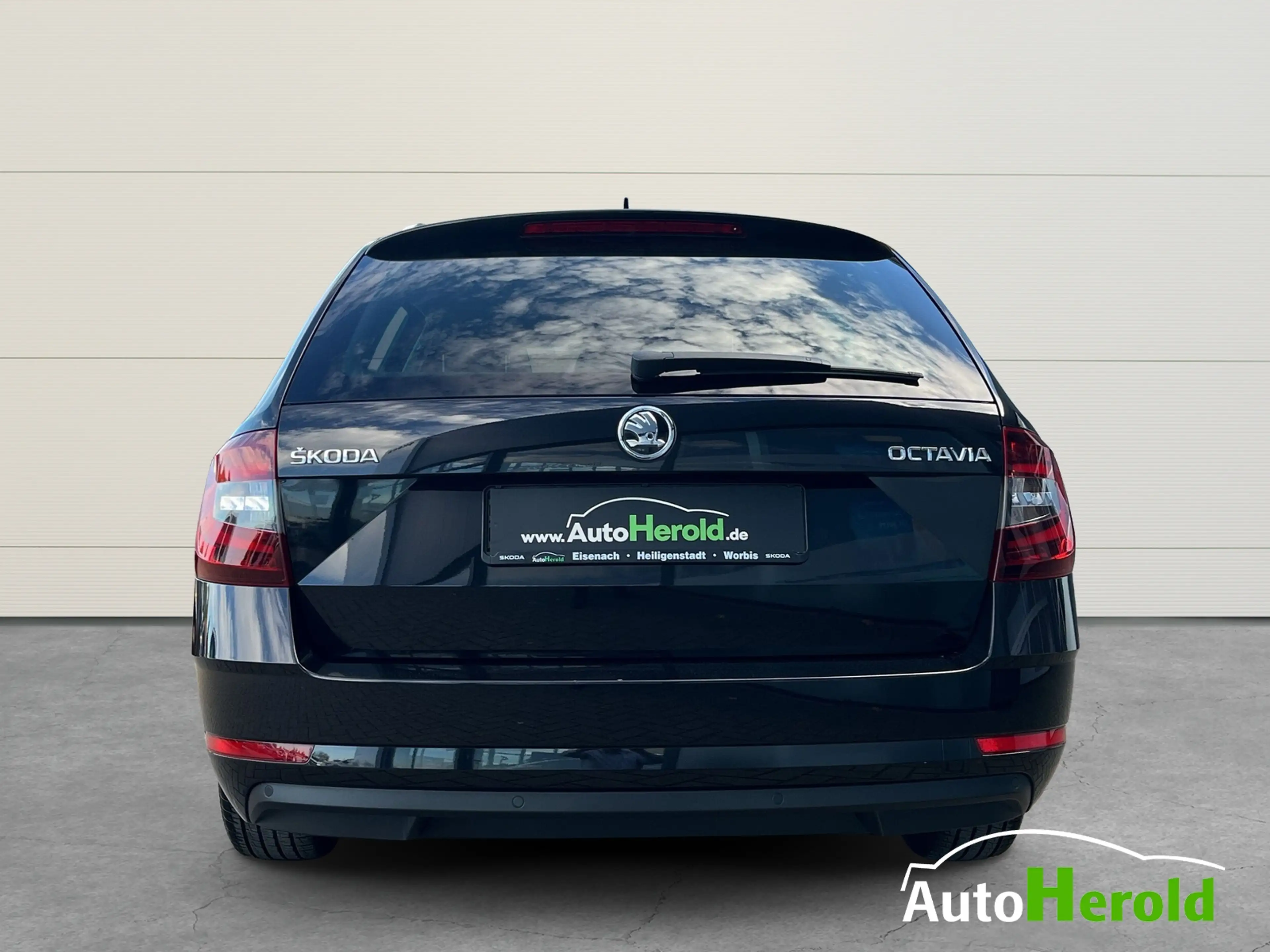Skoda Octavia Combi 2,0l TSI DSG Clever — photo 7