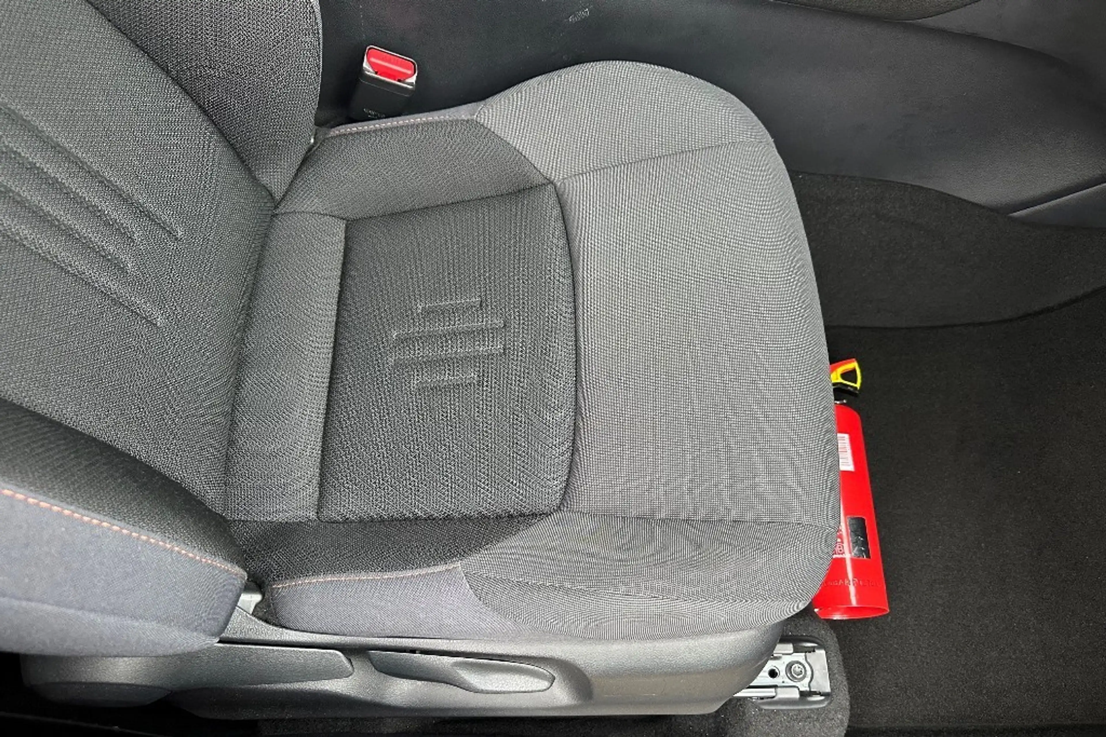 Toyota C-HR 1.8 Hybrid 140 Dynamic — photo 16
