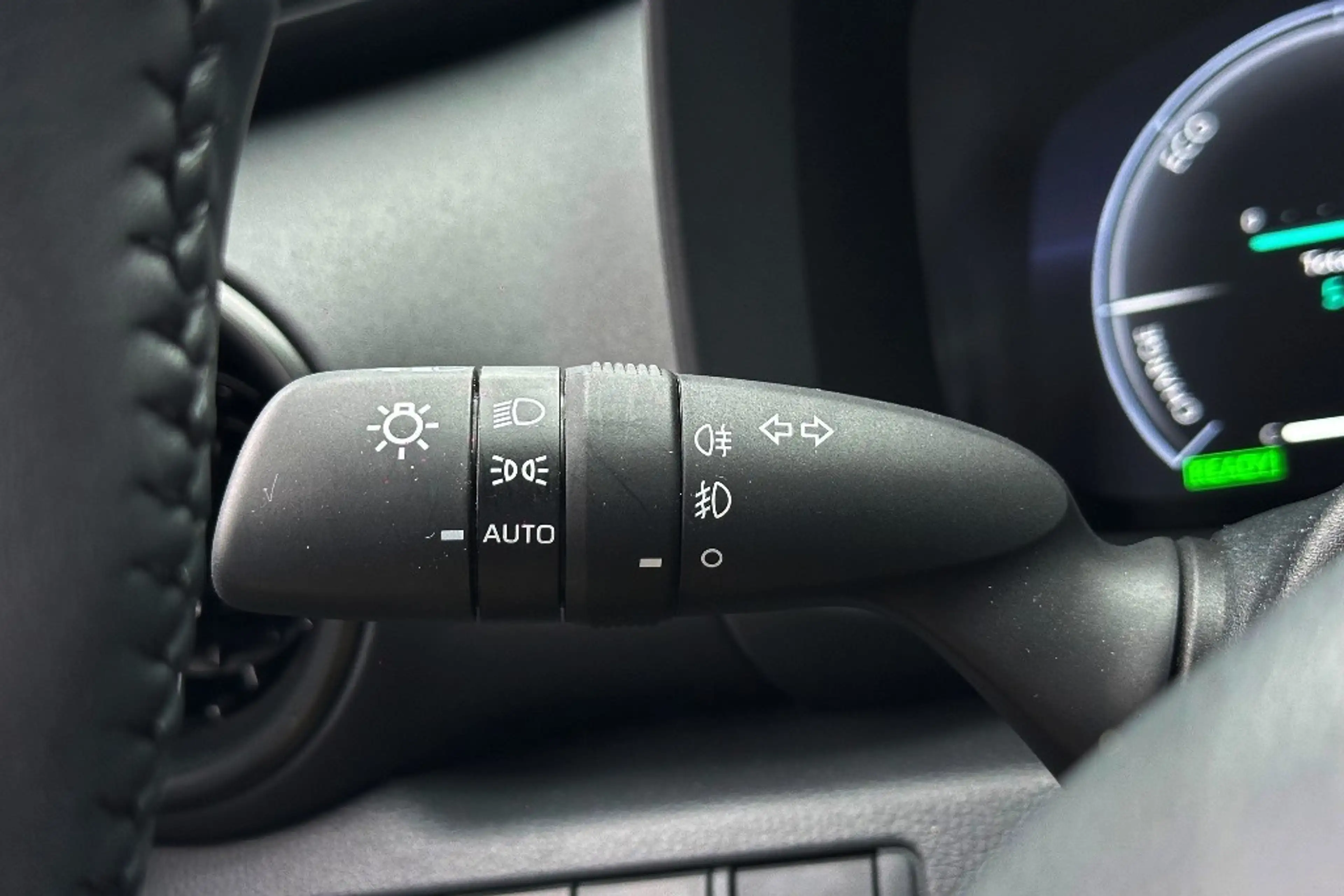 Toyota C-HR 1.8 Hybrid 140 Dynamic — photo 24