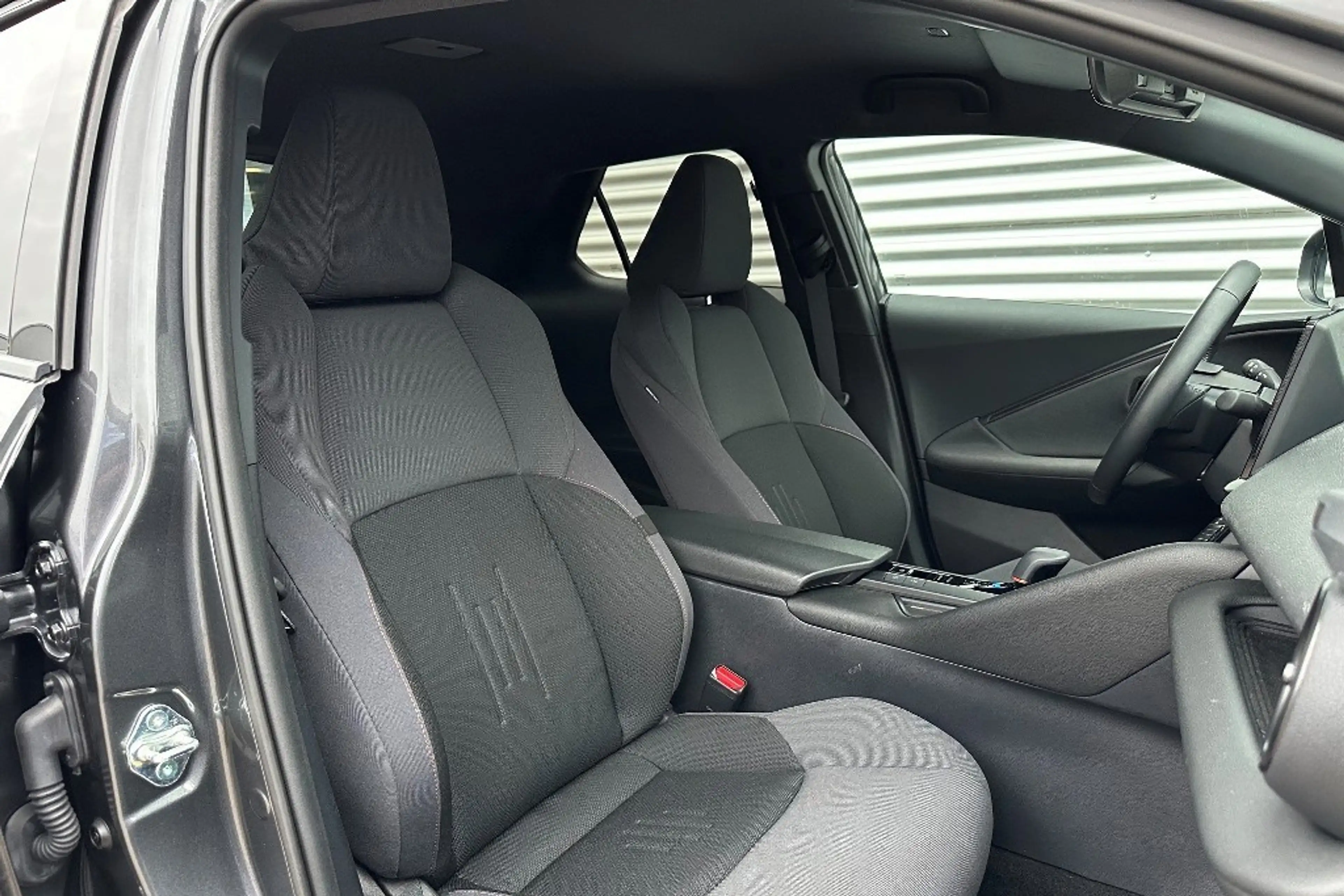 Toyota C-HR 1.8 Hybrid 140 Dynamic — photo 15