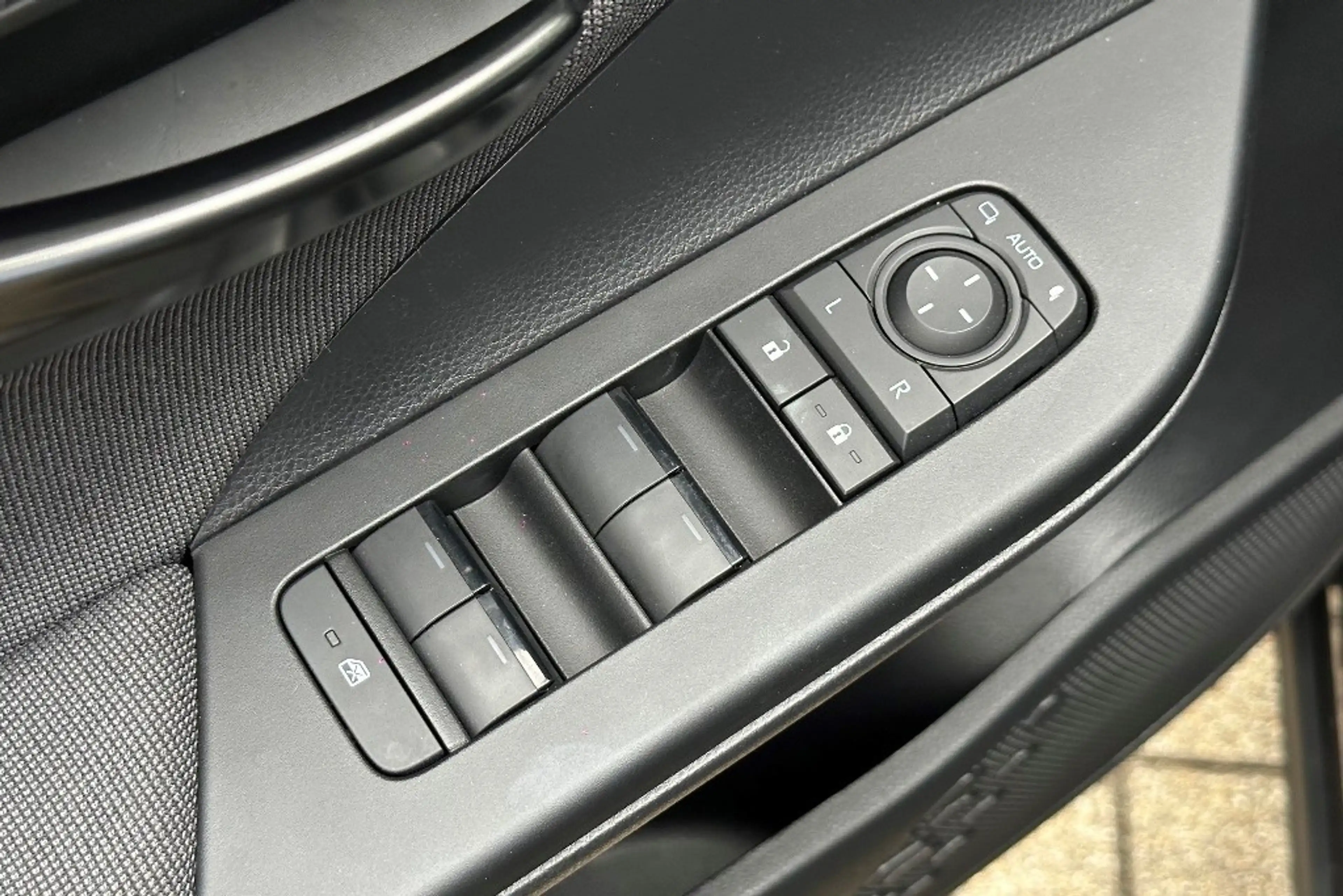 Toyota C-HR 1.8 Hybrid 140 Dynamic — photo 29