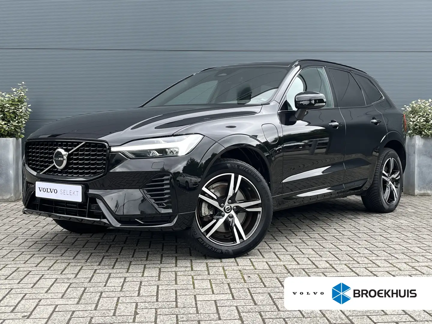 Volvo XC60 T6 Plug-in Hybrid AWD R-Design Long Range | Achter Schwarz - 1