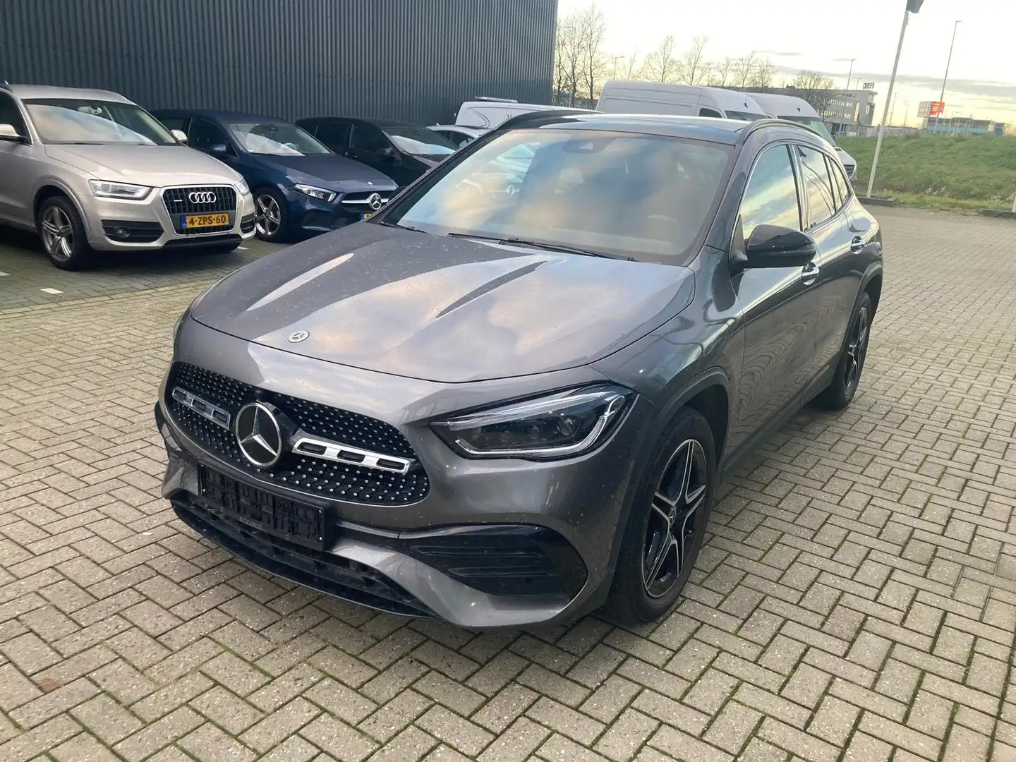 Mercedes-Benz GLA 250 GLA 250 Hybrd Grijs - 2