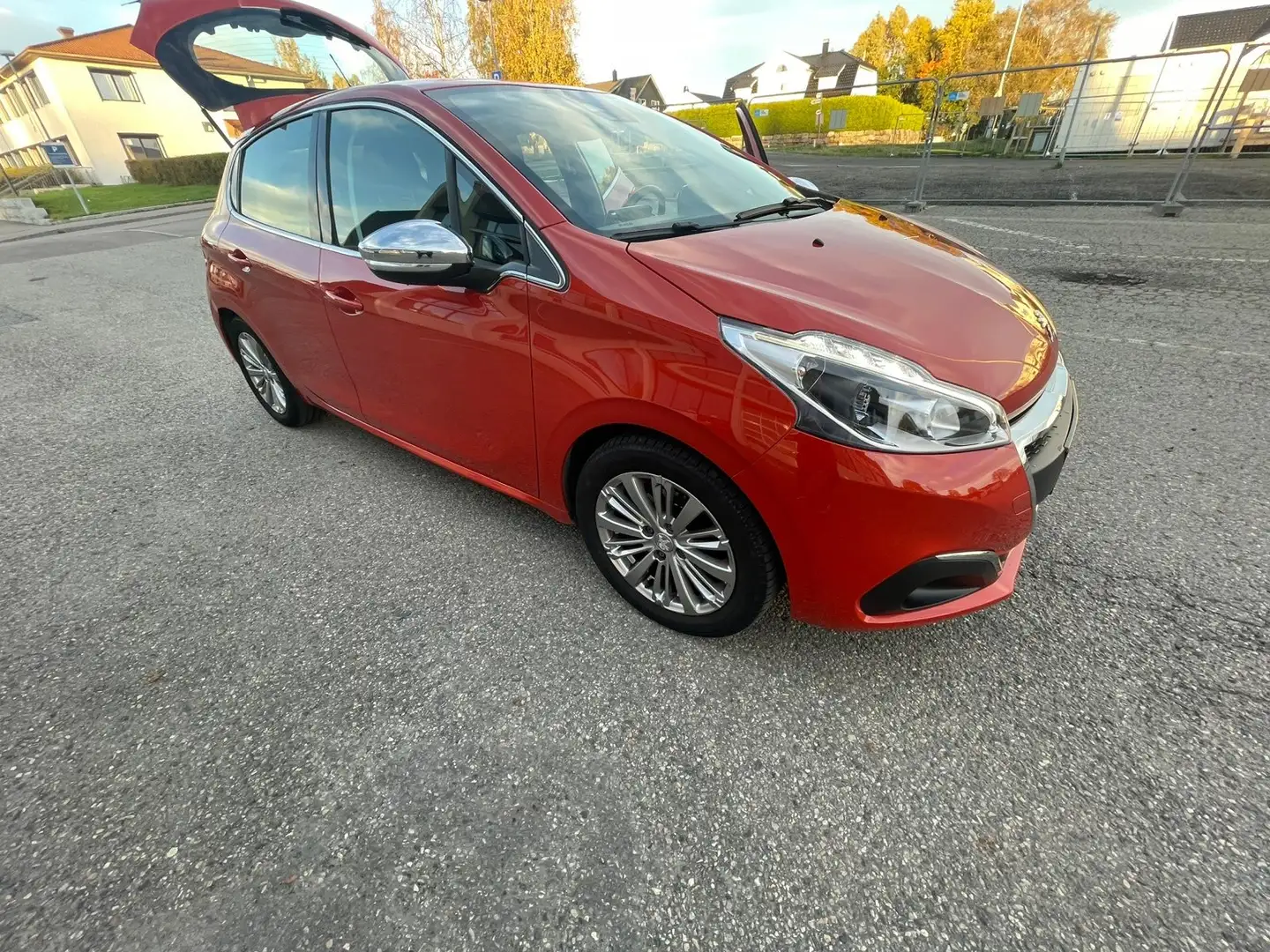Peugeot 208 208 PureTech 82 Rot - 1