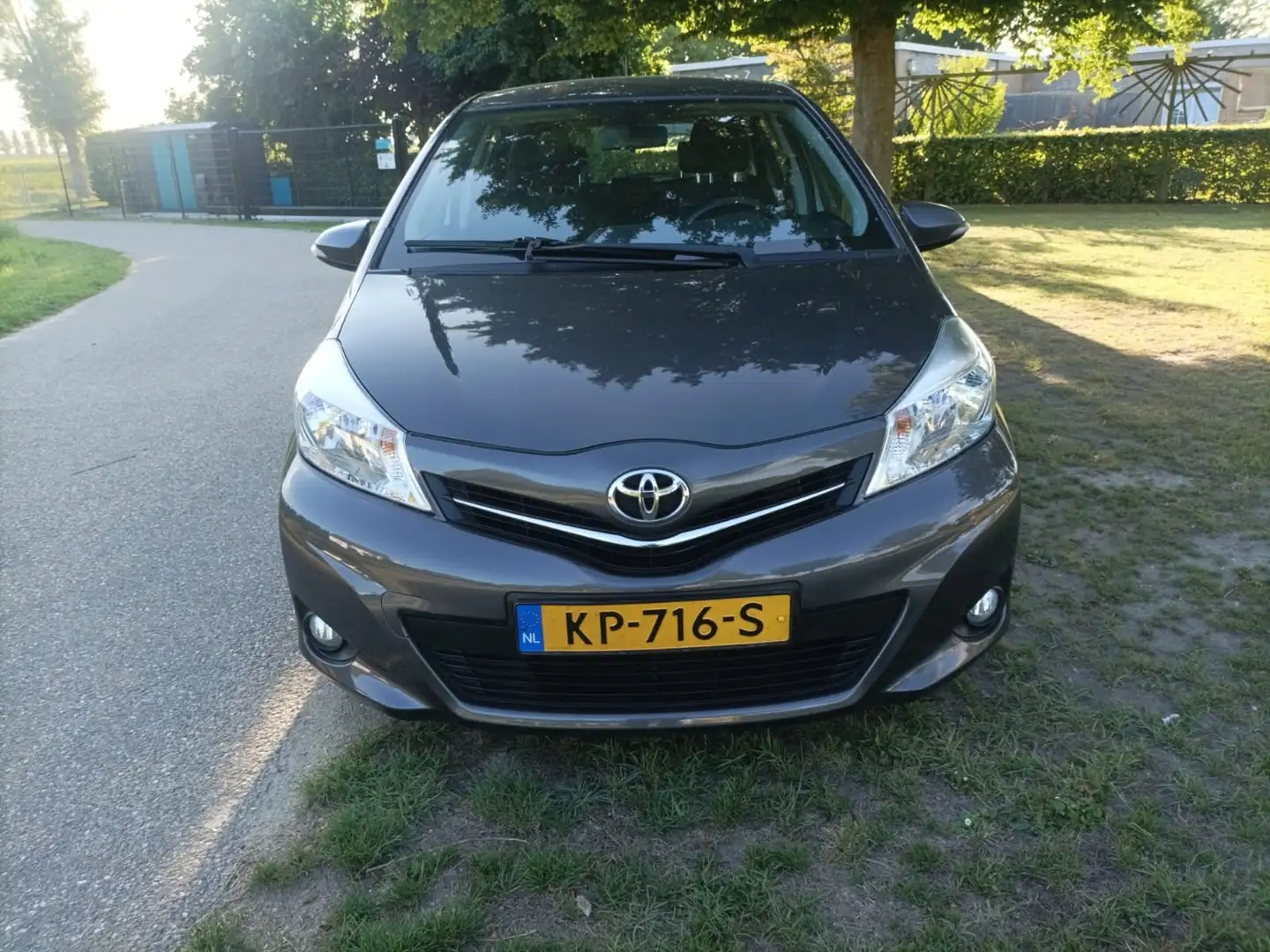 Toyota Yaris 1.0 VVT-i Comfort Gris - 2