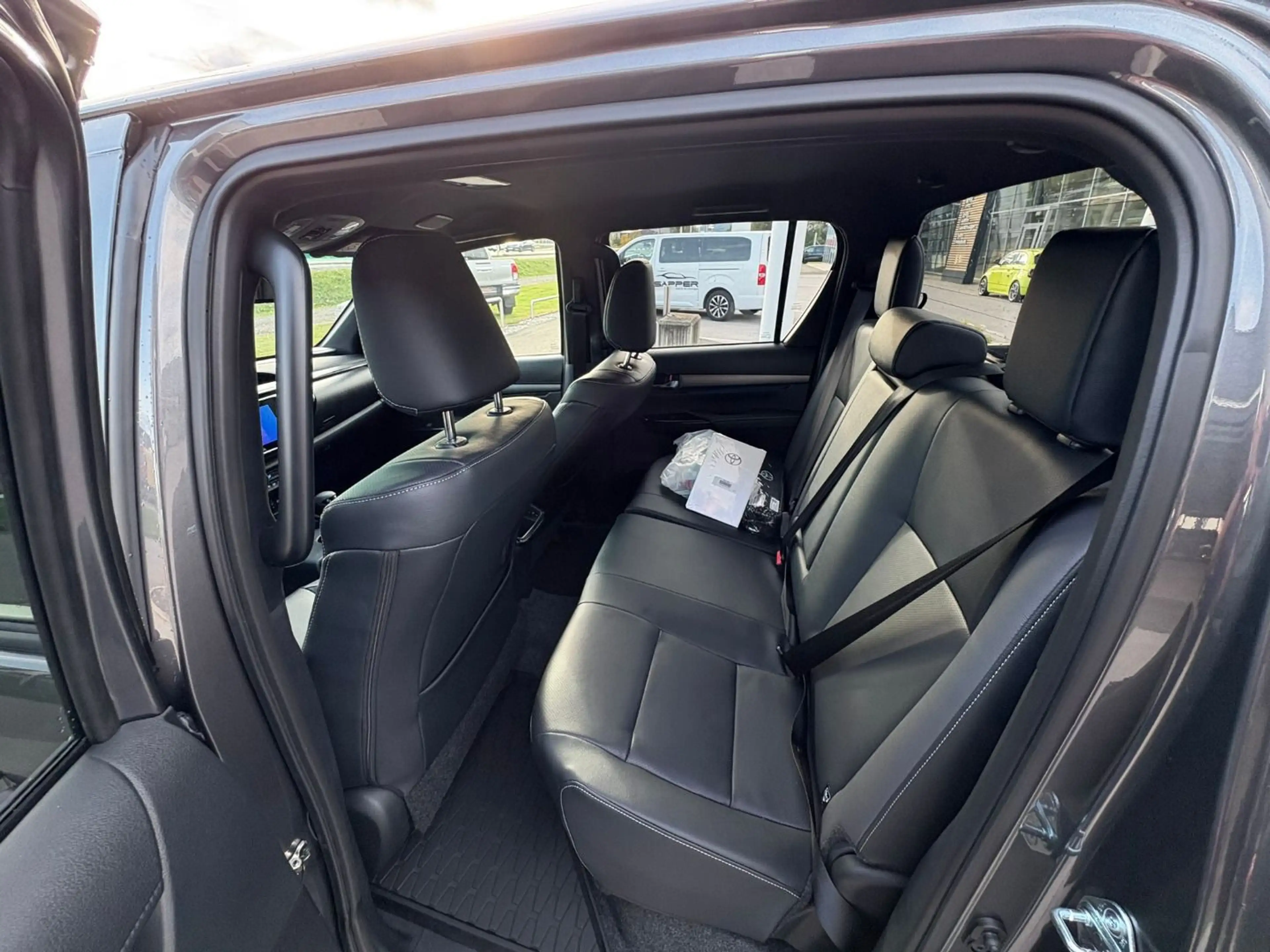 Toyota Hilux DK Invincible 4WD 2,8 D-4D MHEV Aut. — photo 9