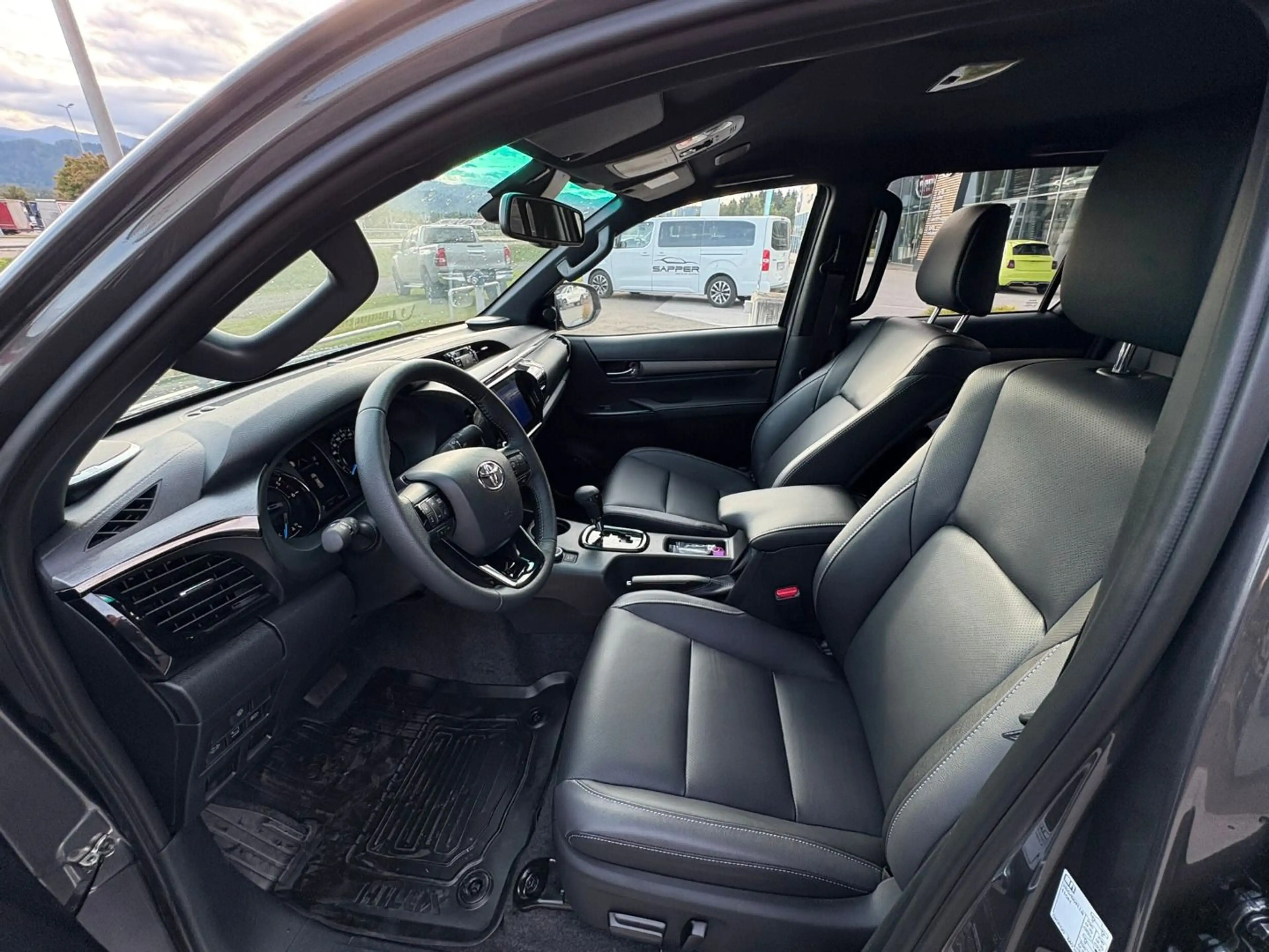 Toyota Hilux DK Invincible 4WD 2,8 D-4D MHEV Aut. — photo 12