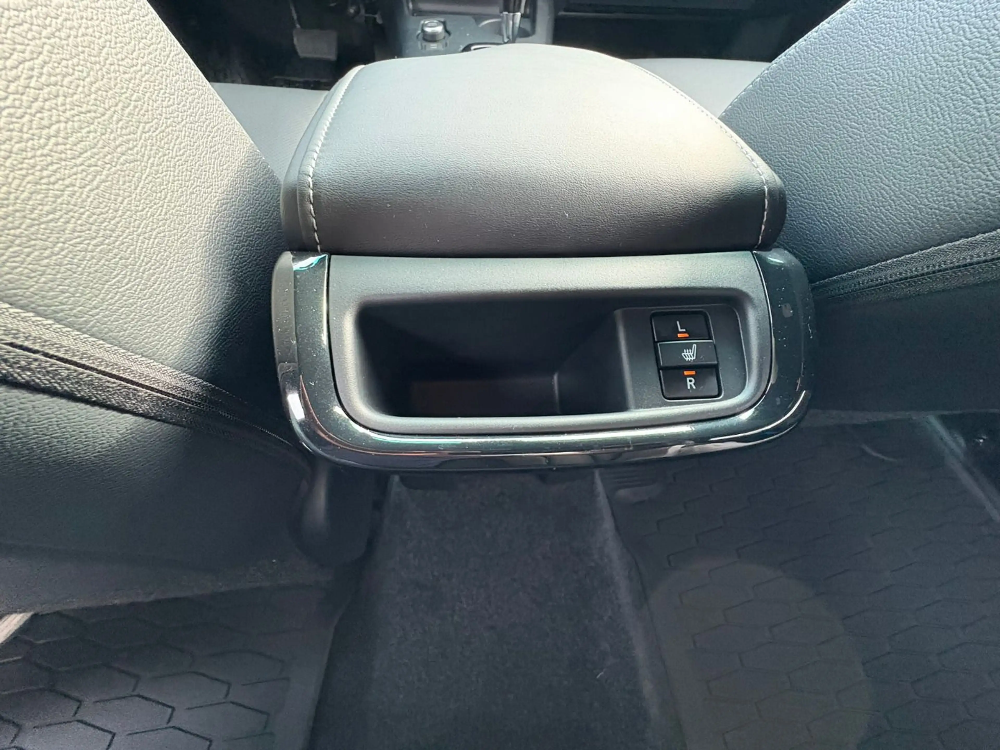 Toyota Hilux DK Invincible 4WD 2,8 D-4D MHEV Aut. — photo 11