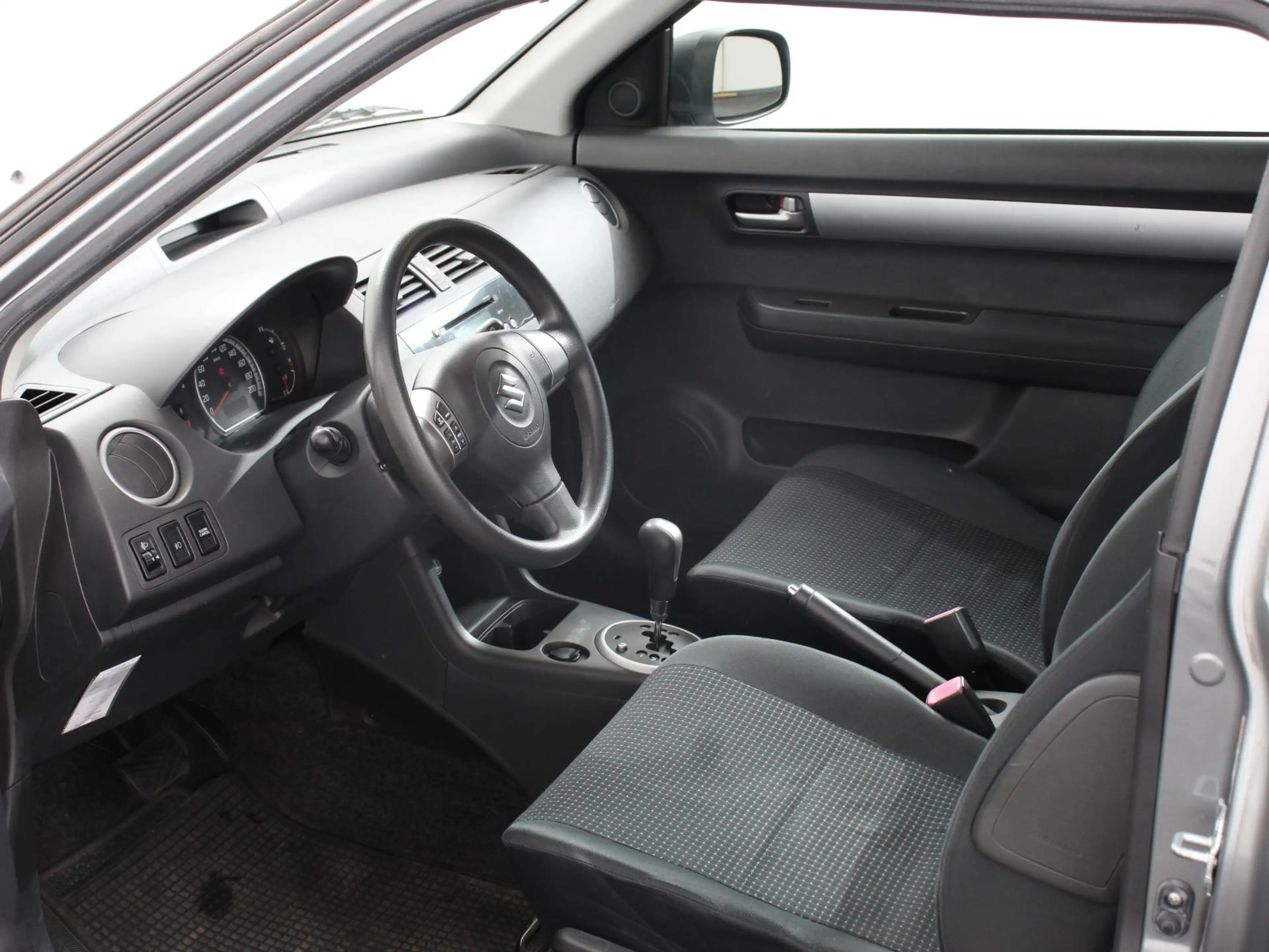 Suzuki Swift 1.3 Exclusive Automaat Airco Trekhaak LM velgen EE — photo 14