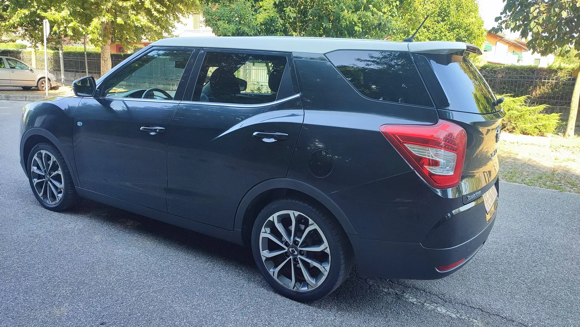 SsangYong XLV XLV 1.6d Be Visual 2wd Schwarz - 2