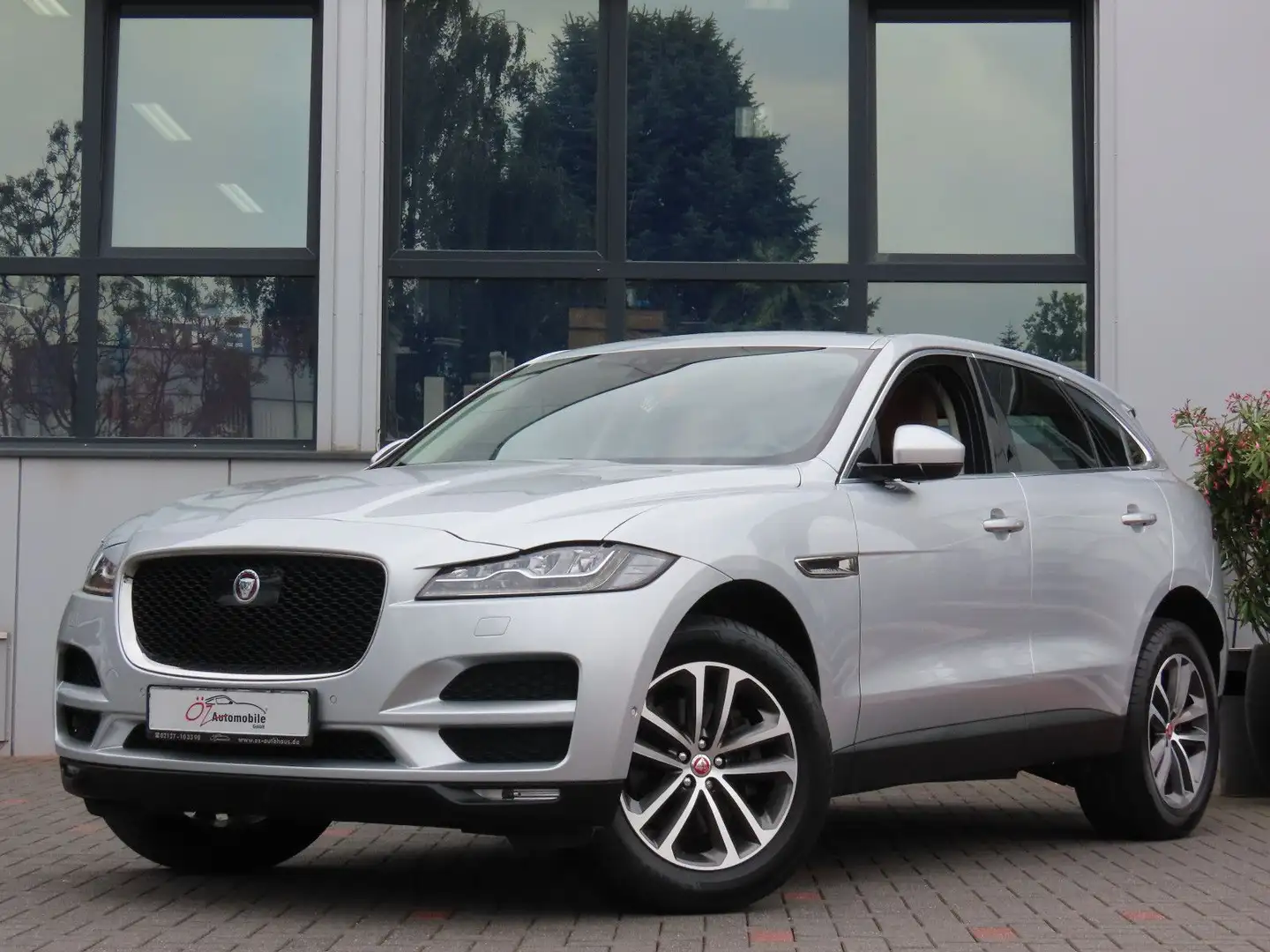 Jaguar F-Pace 30t AWD Portfolio Autom. Leder Memory Silber - 2