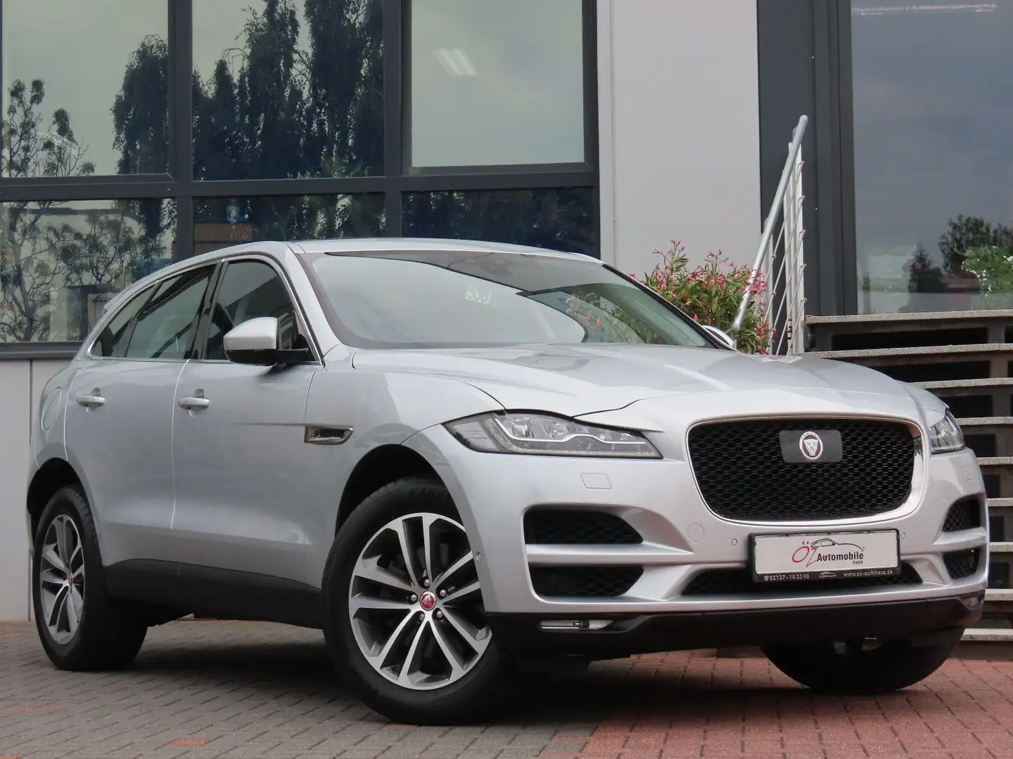 Jaguar F-Pace 30t AWD Portfolio Autom. Leder Memory Silber - 1