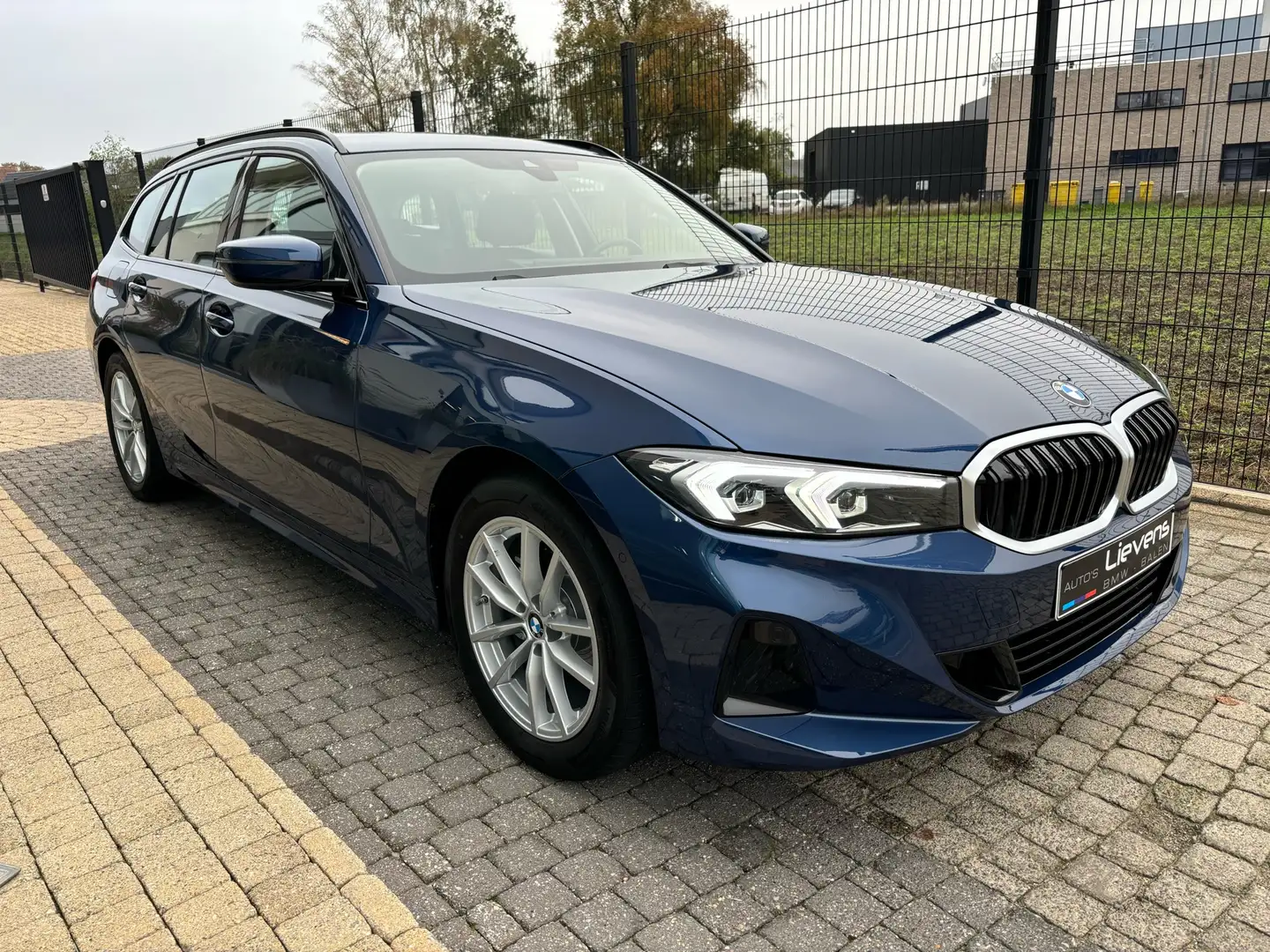 BMW 318 dA Touring Widescreen DrivingAssist Bleu - 2
