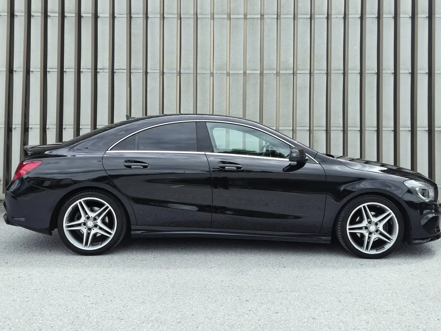 Mercedes-Benz CLA 180 AMG LINE Schwarz - 2