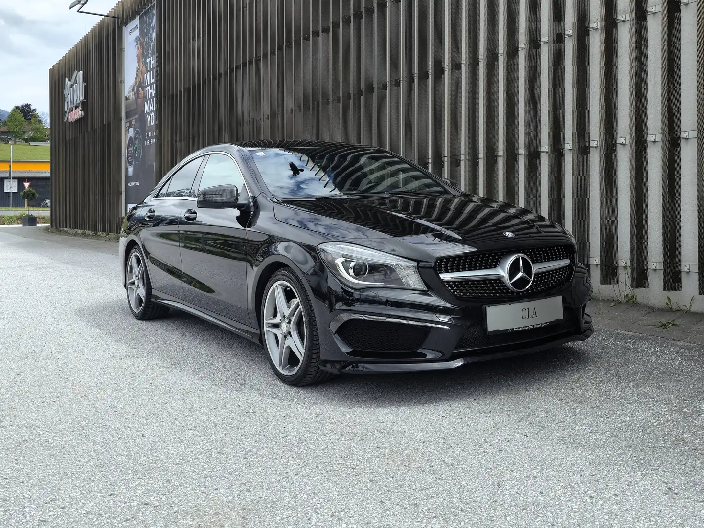 Mercedes-Benz CLA 180 AMG LINE Schwarz - 1