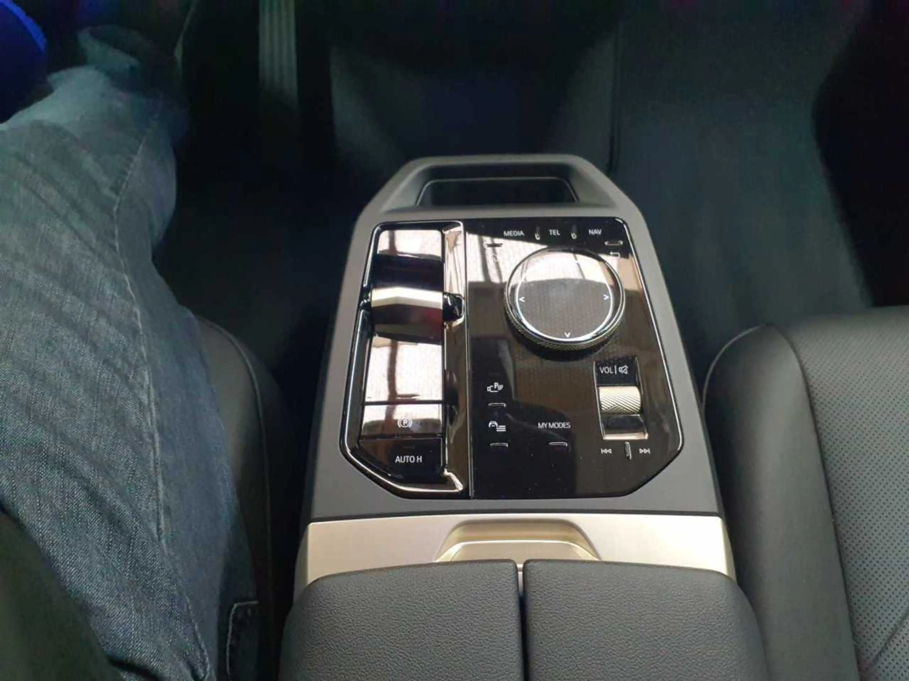 BMW iX iX xDrive50 Sportpaket Laser HuD H&K 21´ — photo 10
