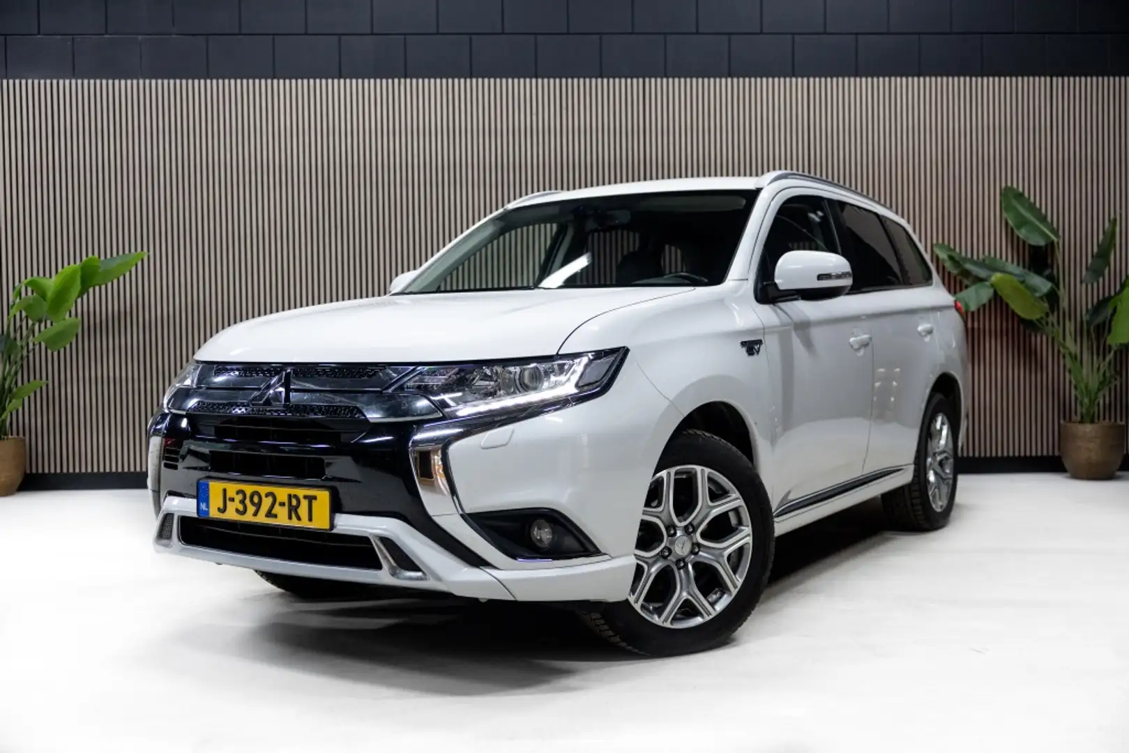 Mitsubishi Outlander 2.4 PHEV Pure | Half Leer | Camera | Navi | Blanc - 1