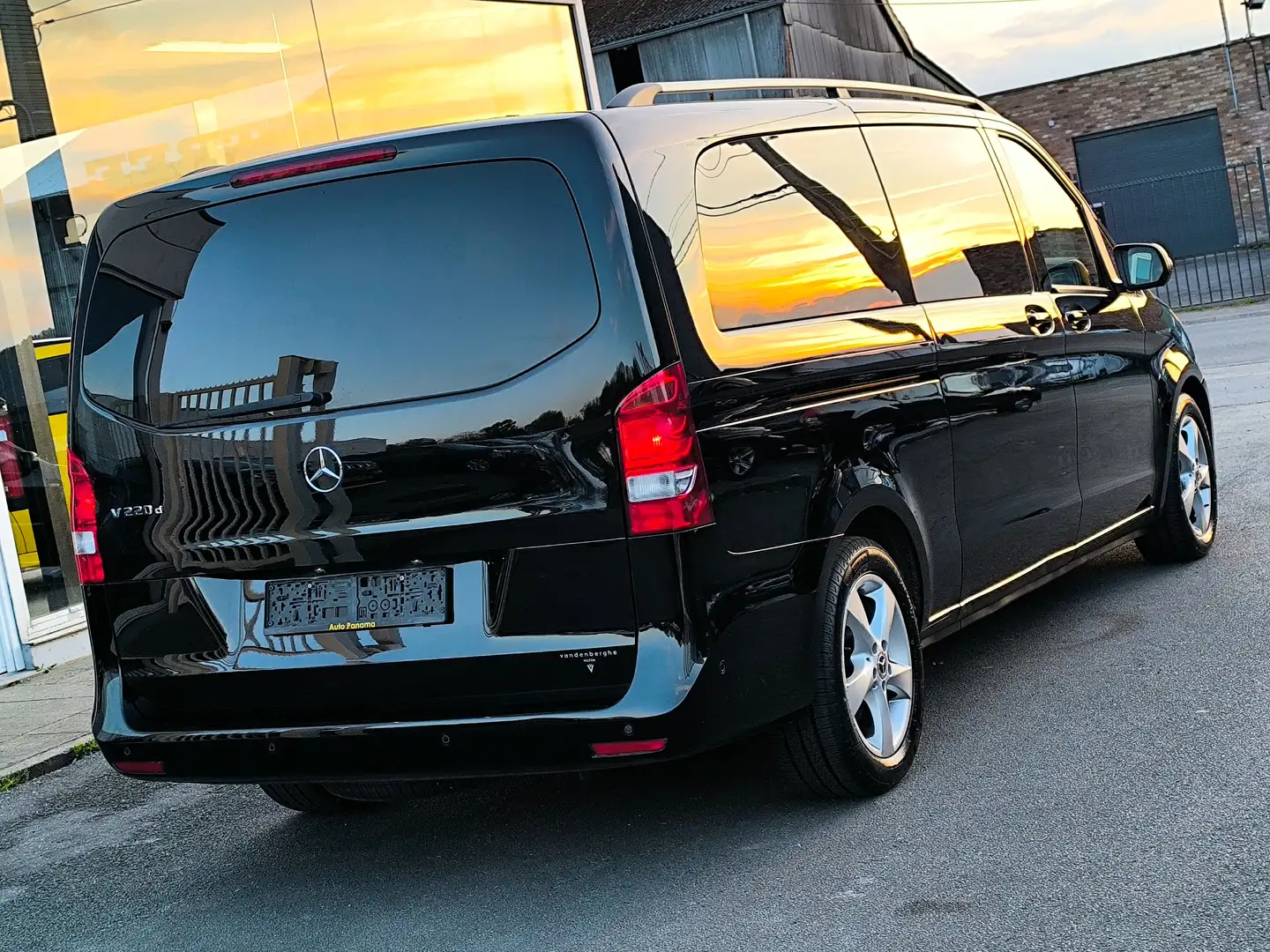 Mercedes-Benz V 220 163CV AVANTGARDE DOUBLE CABINE TVAC FULL Noir - 2