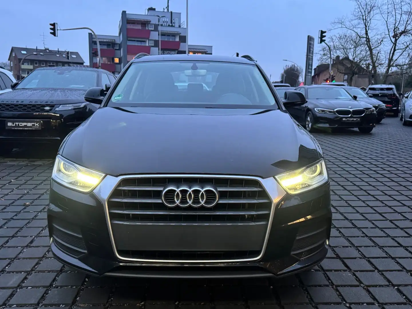 Audi Q3 1.4 TSFI Basis Bi-Xenon Klima 8-fach bereift Noir - 1