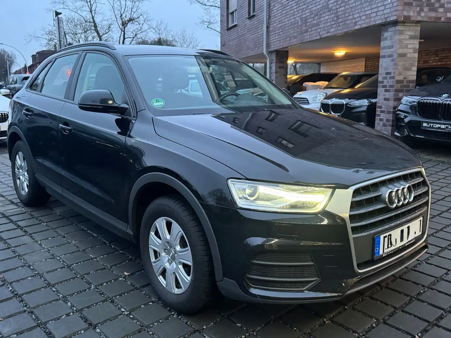 Audi Q3 1.4 TSFI Basis Bi-Xenon Klima 8-fach bereift Noir - 2