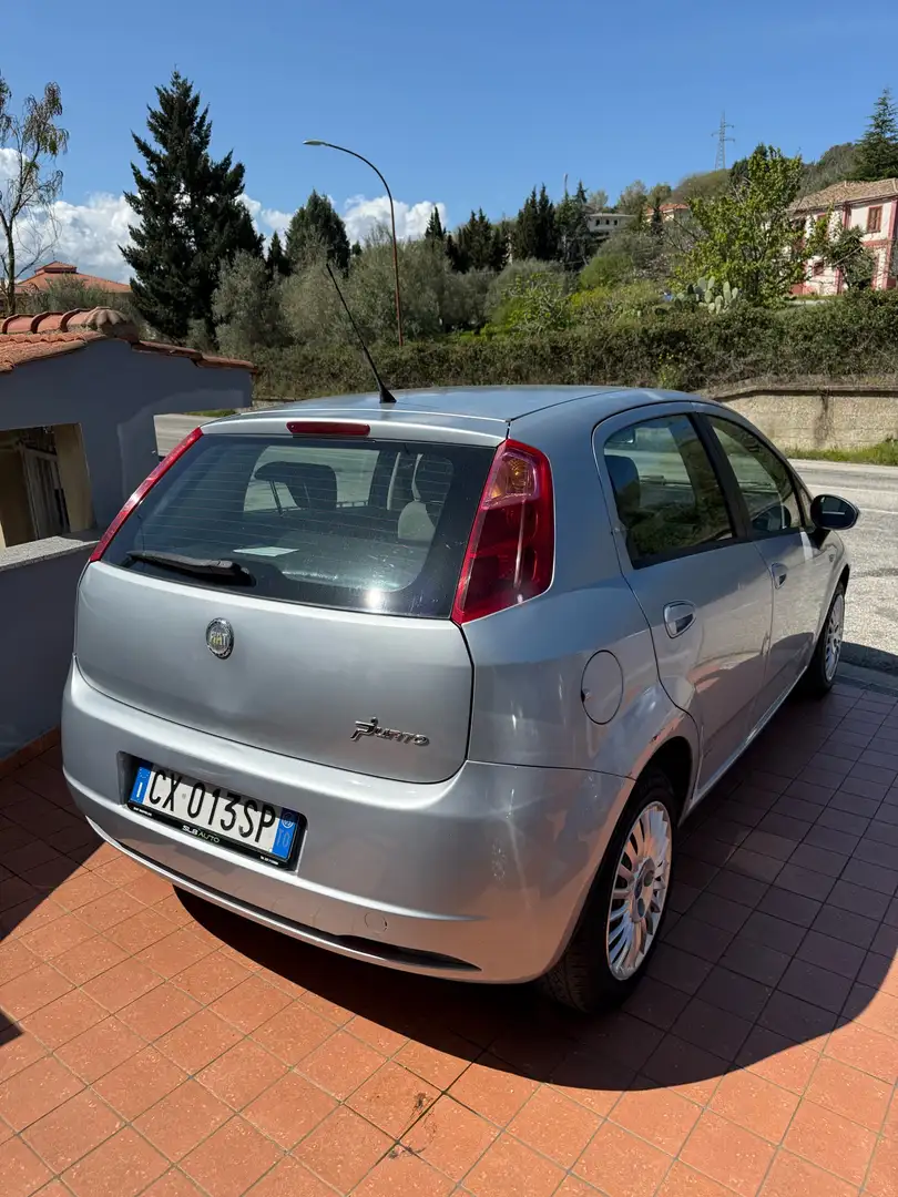 Fiat Grande Punto 5p 1.3 mjt 16v Dynamic 75cv Gümüş rengi - 2