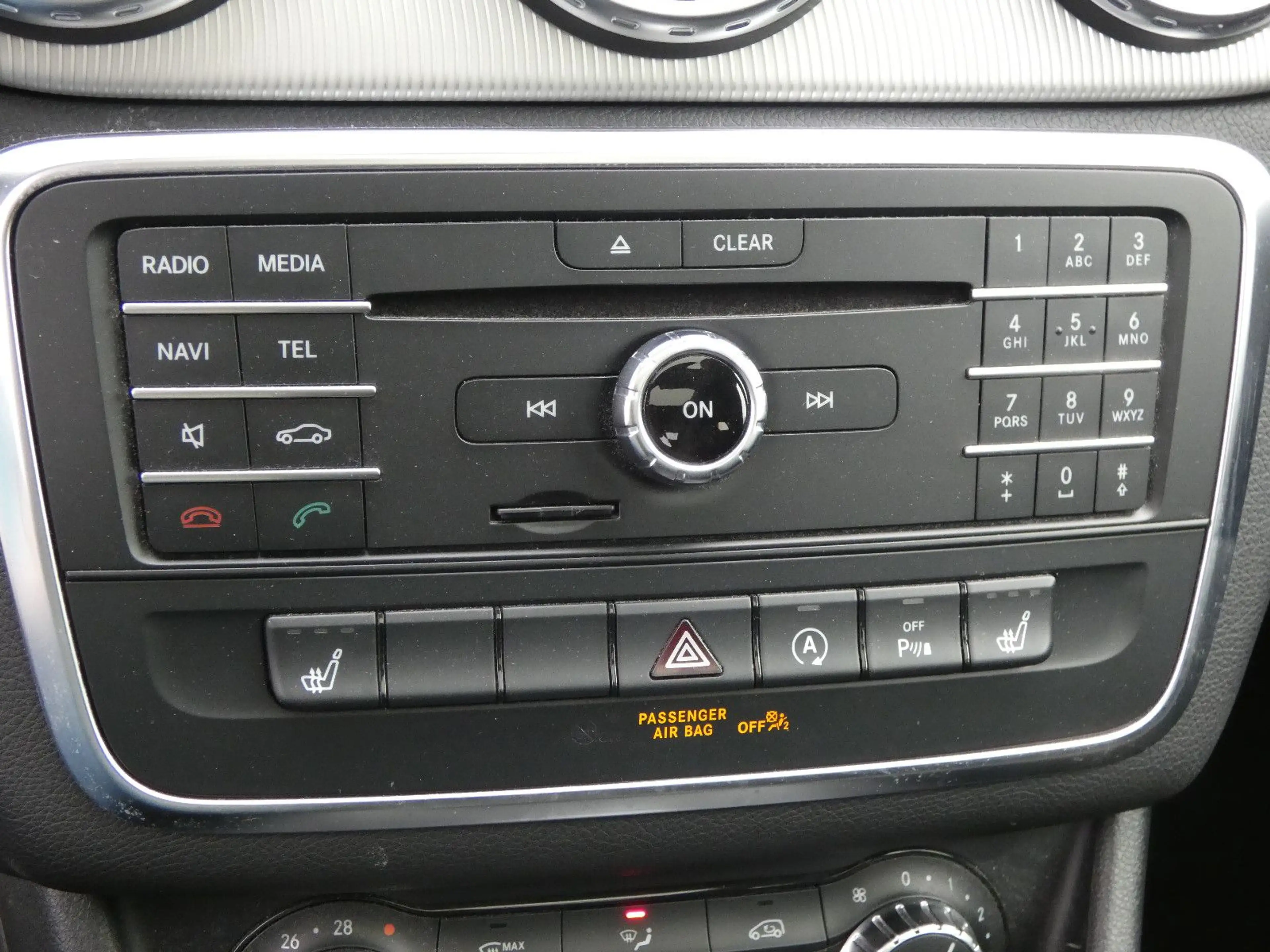 Mercedes-Benz GLA 180 Urban Bi-Xenon Navi Panorama Teilleder — photo 10