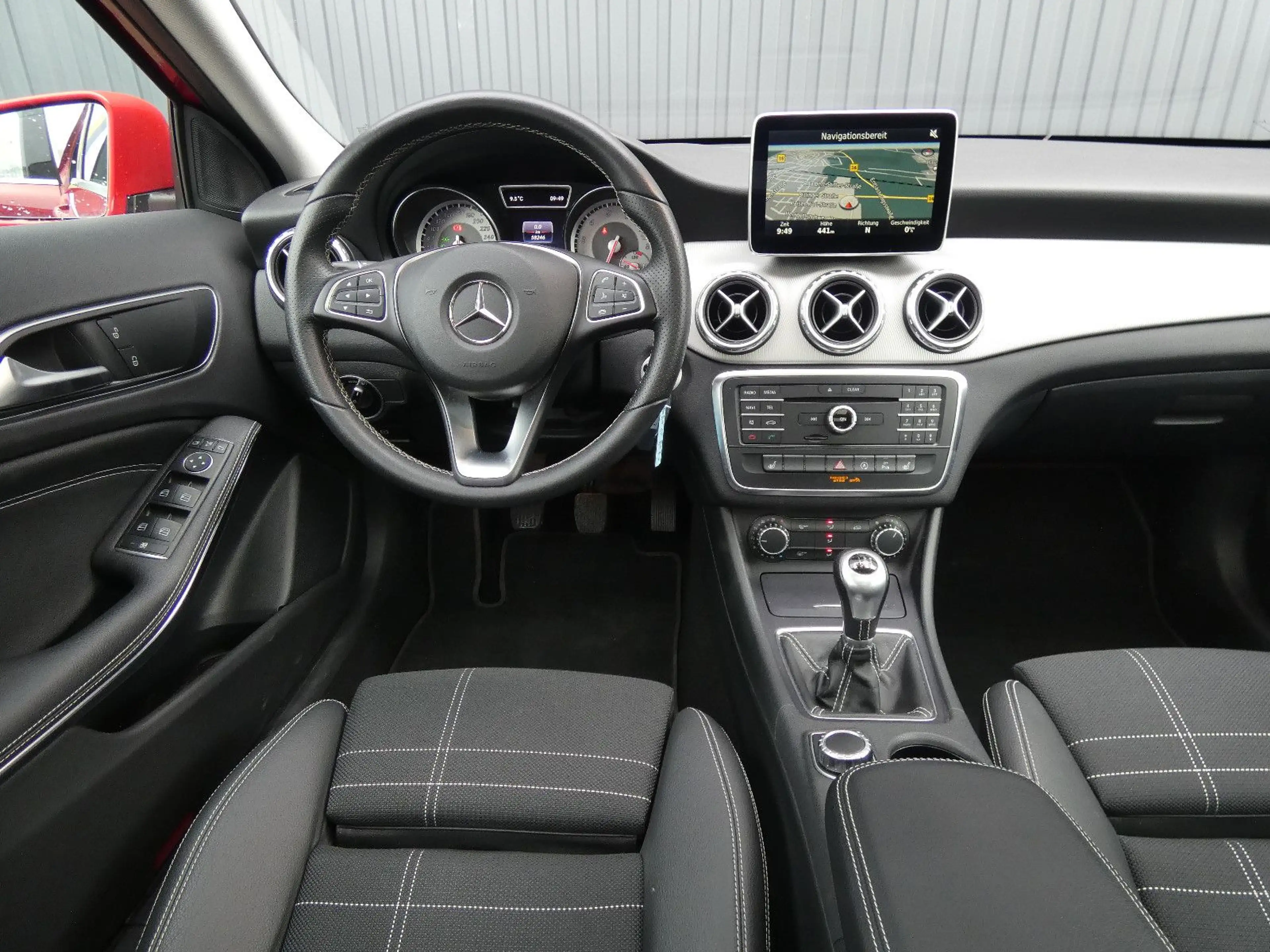 Mercedes-Benz GLA 180 Urban Bi-Xenon Navi Panorama Teilleder — photo 4