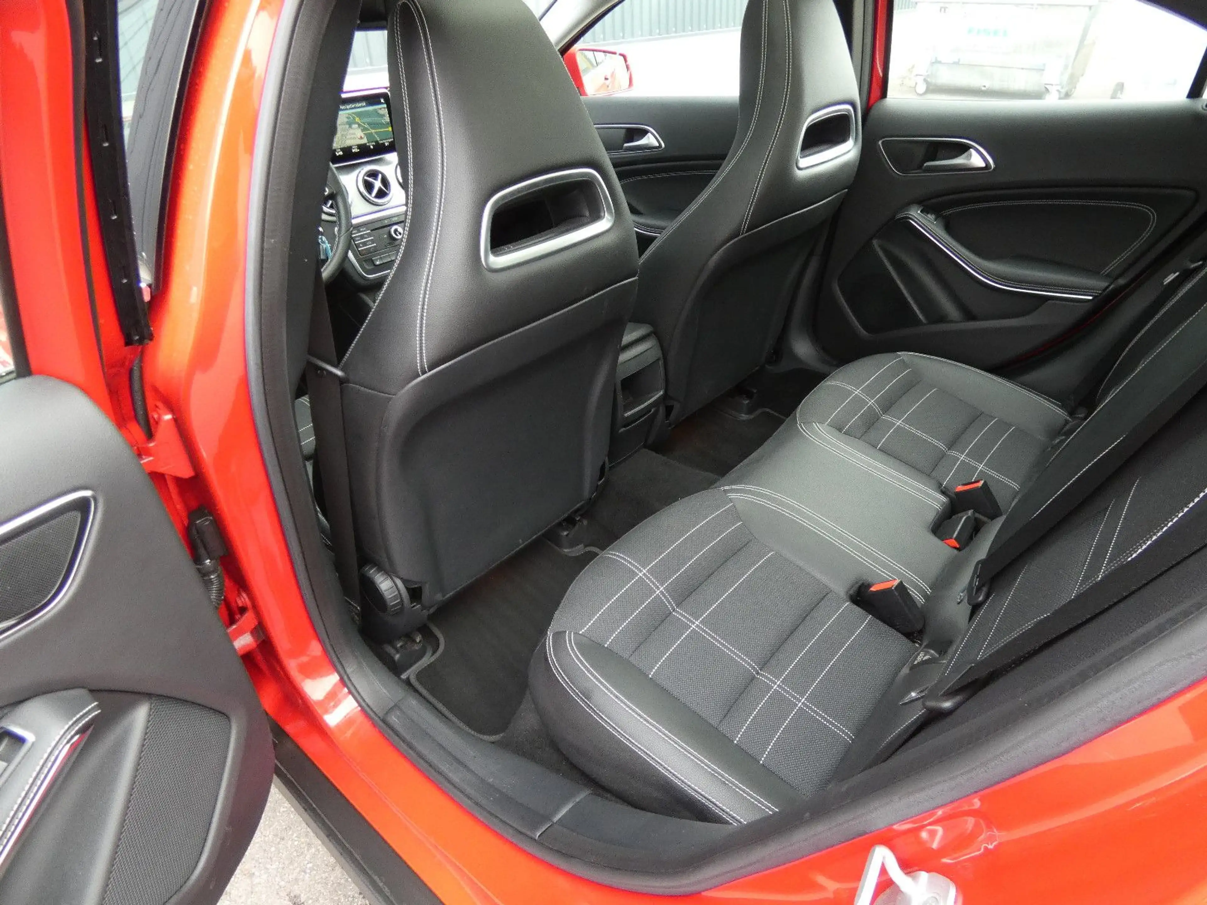 Mercedes-Benz GLA 180 Urban Bi-Xenon Navi Panorama Teilleder — photo 8
