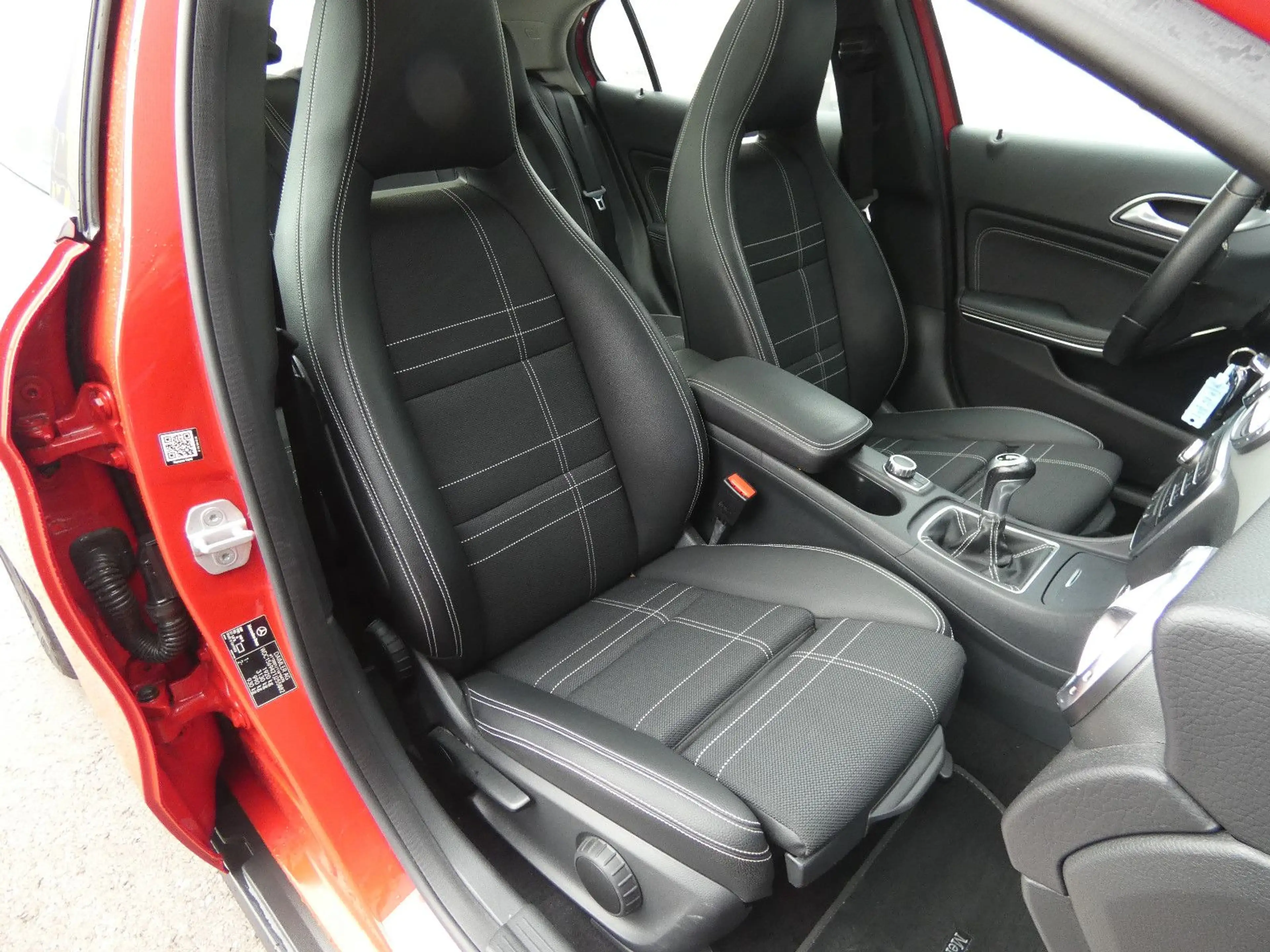 Mercedes-Benz GLA 180 Urban Bi-Xenon Navi Panorama Teilleder — photo 6