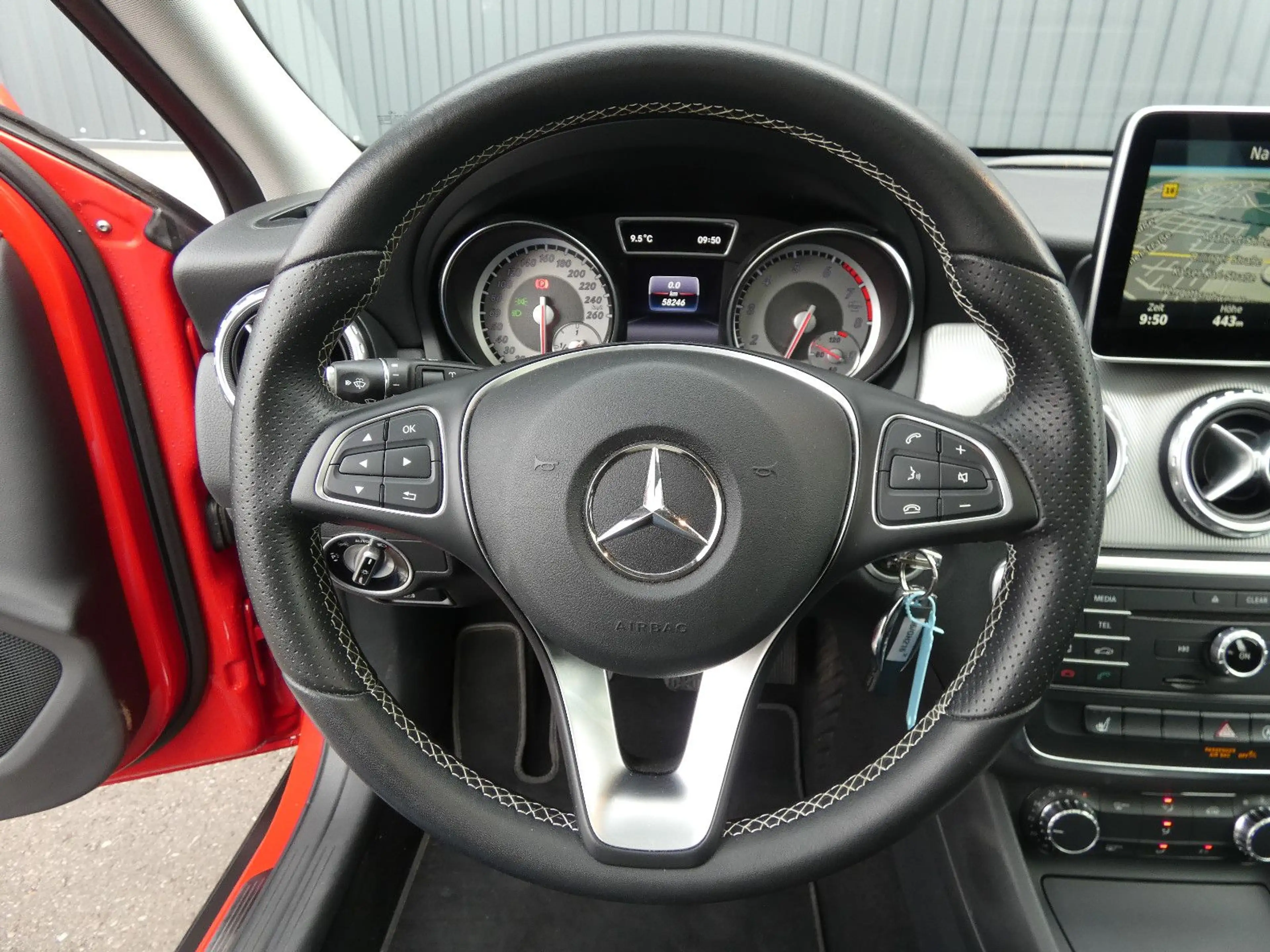 Mercedes-Benz GLA 180 Urban Bi-Xenon Navi Panorama Teilleder — photo 11