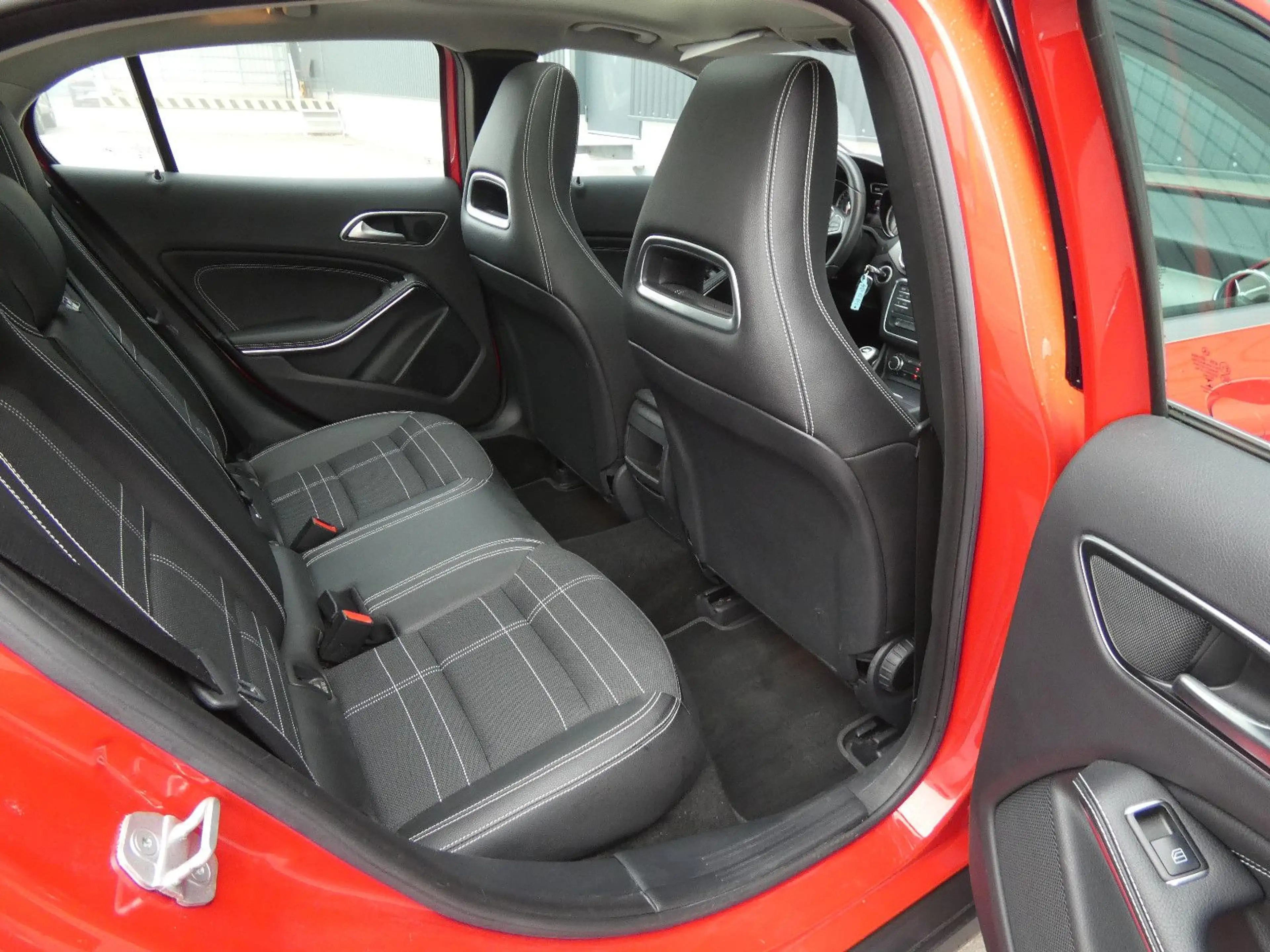 Mercedes-Benz GLA 180 Urban Bi-Xenon Navi Panorama Teilleder — photo 7