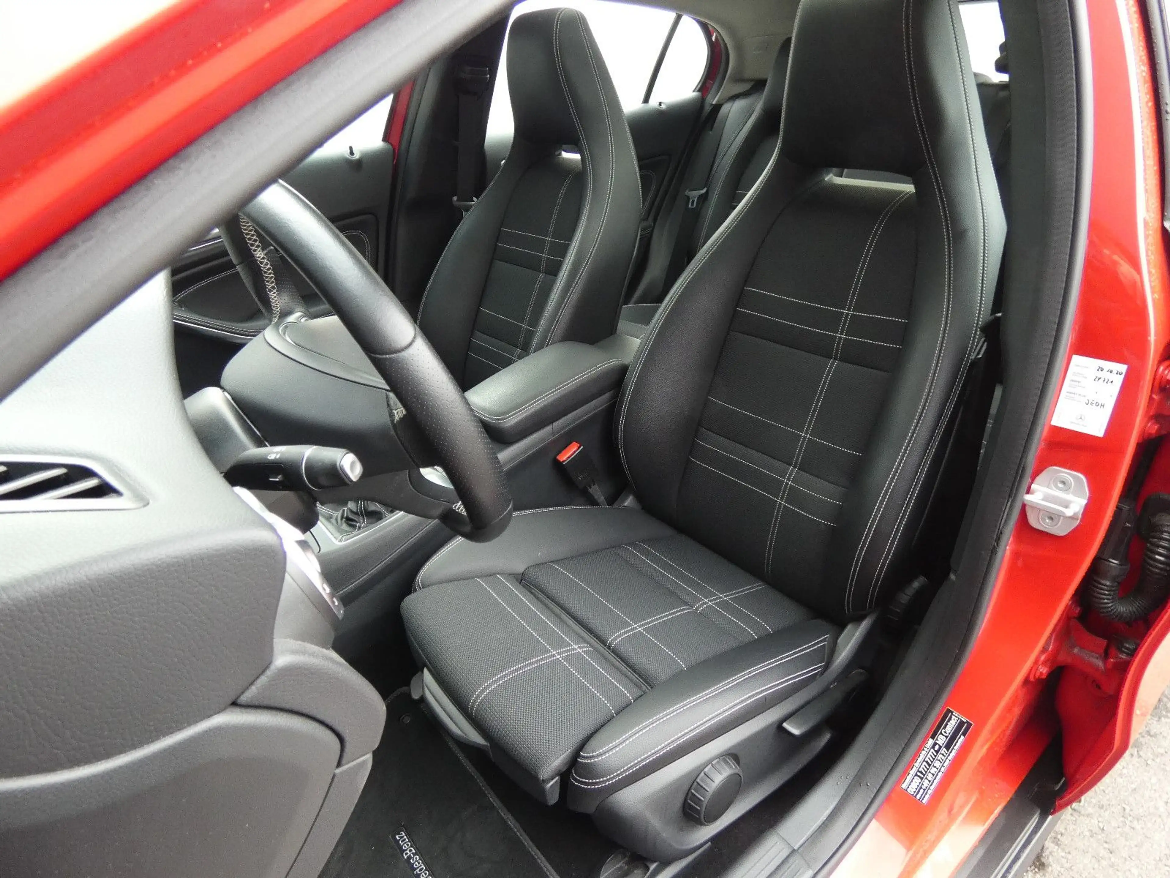 Mercedes-Benz GLA 180 Urban Bi-Xenon Navi Panorama Teilleder — photo 5
