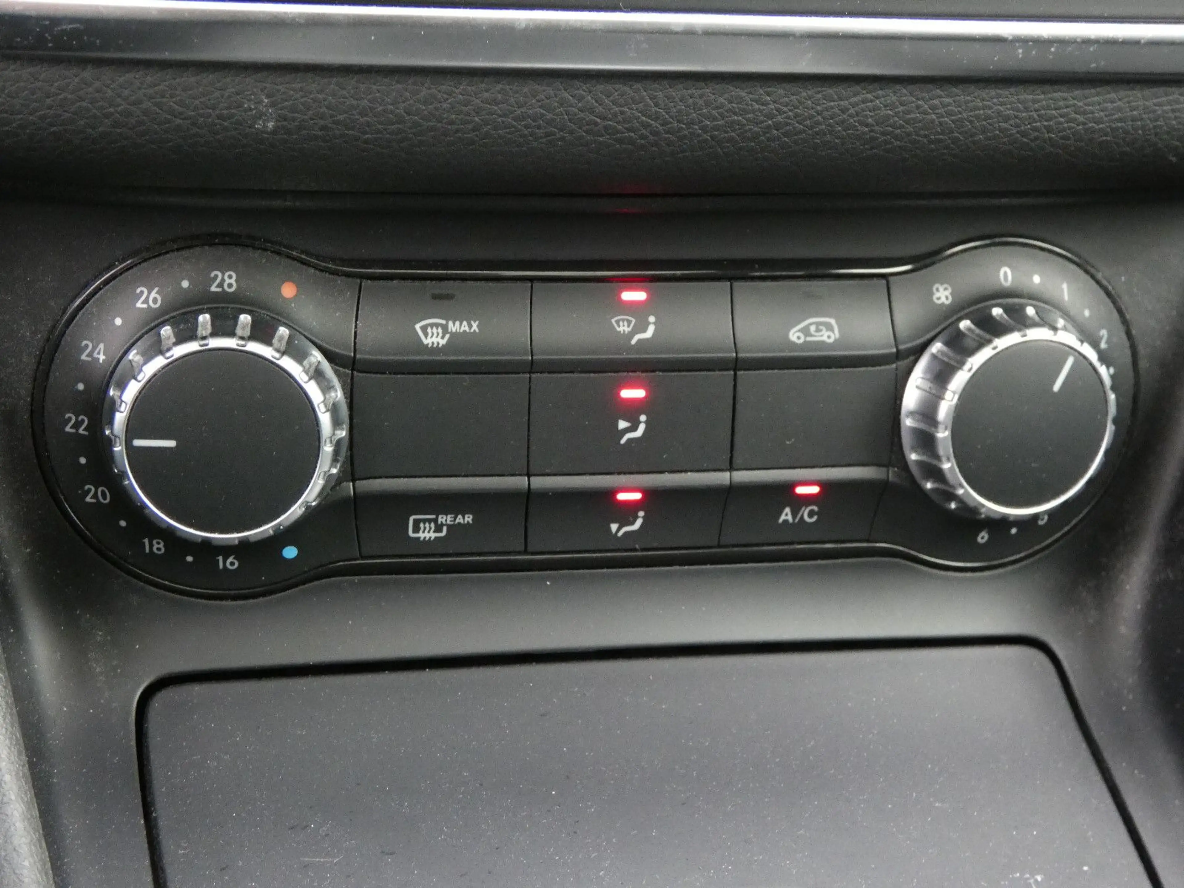 Mercedes-Benz GLA 180 Urban Bi-Xenon Navi Panorama Teilleder — photo 13