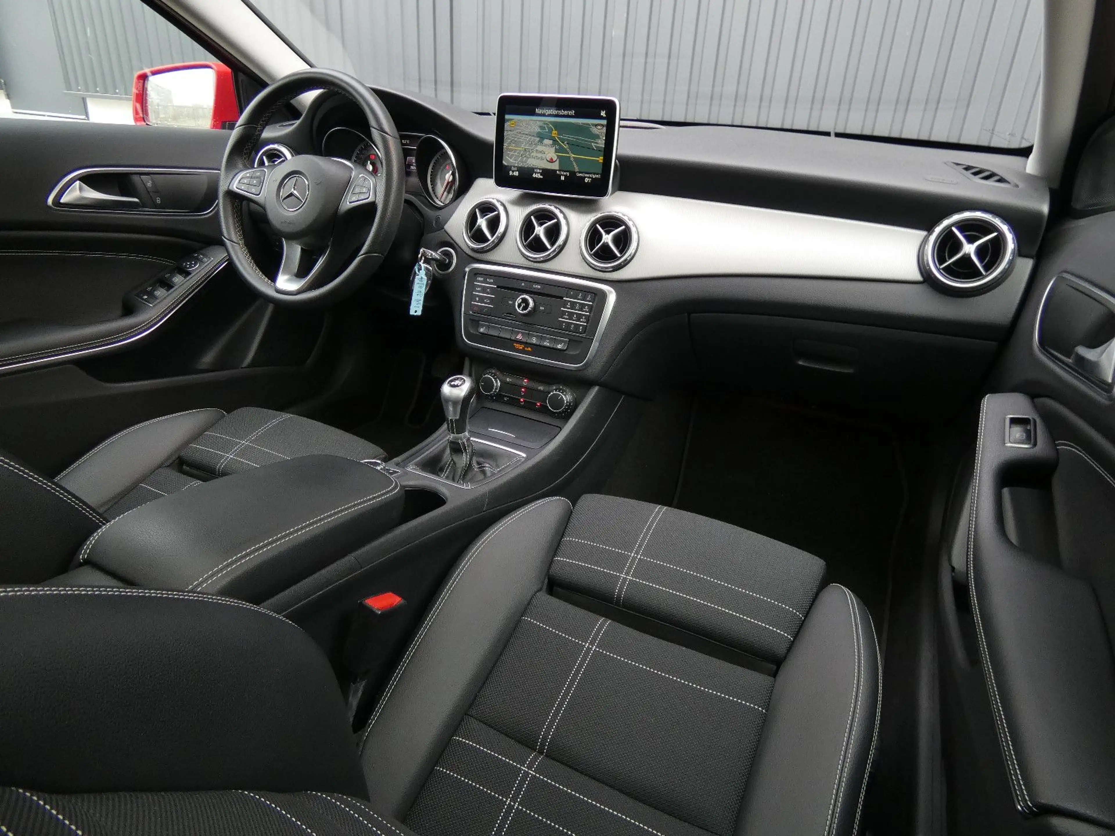 Mercedes-Benz GLA 180 Urban Bi-Xenon Navi Panorama Teilleder — photo 2