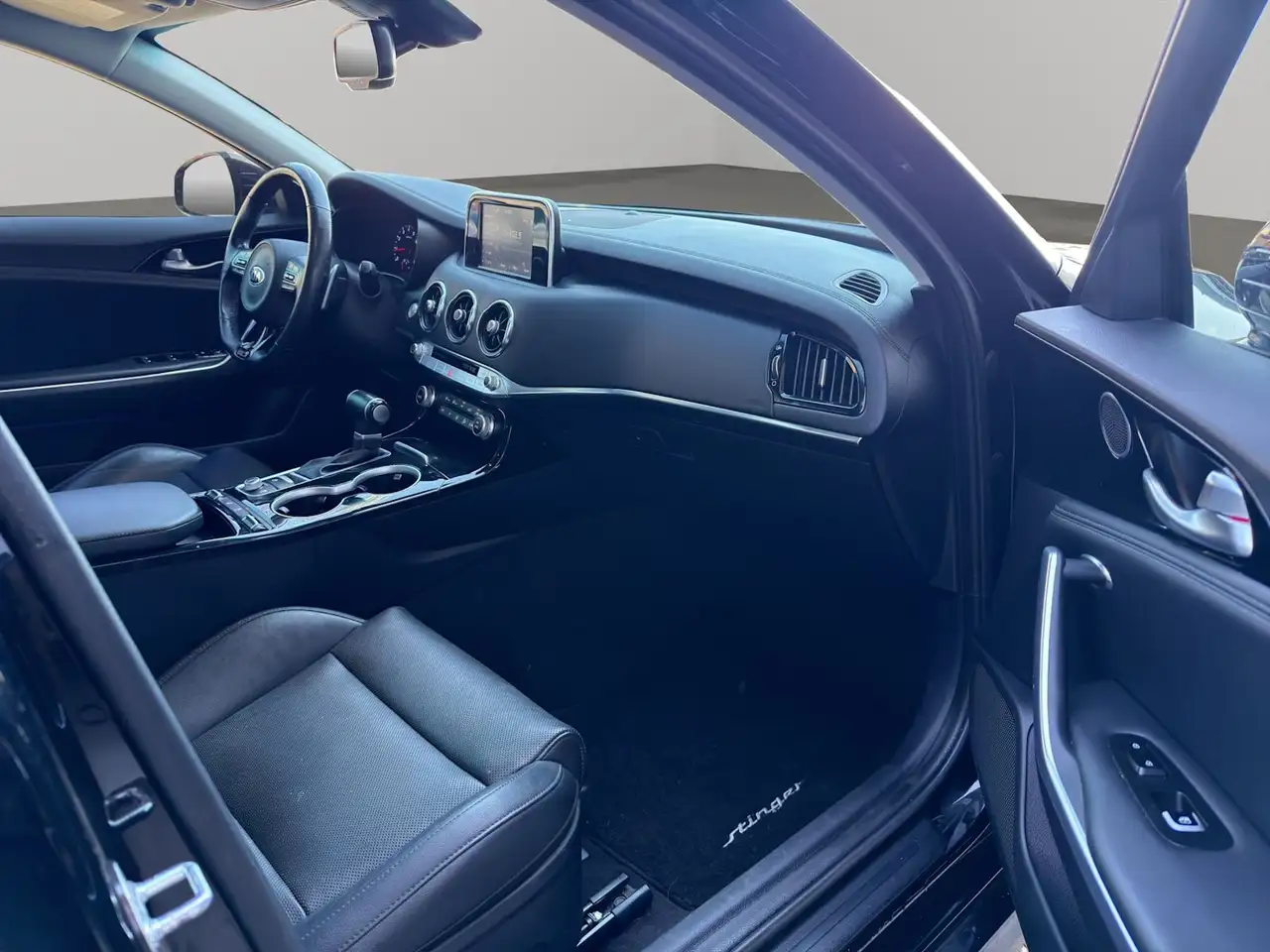 Kia Stinger photo Kia Stinger