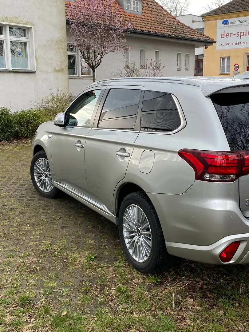 Mitsubishi Outlander Outlander 2.4 4WD Plug-In Hybrid Silber - 2