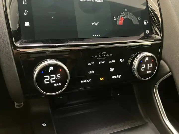 Jaguar E-Pace 2021, foto 20