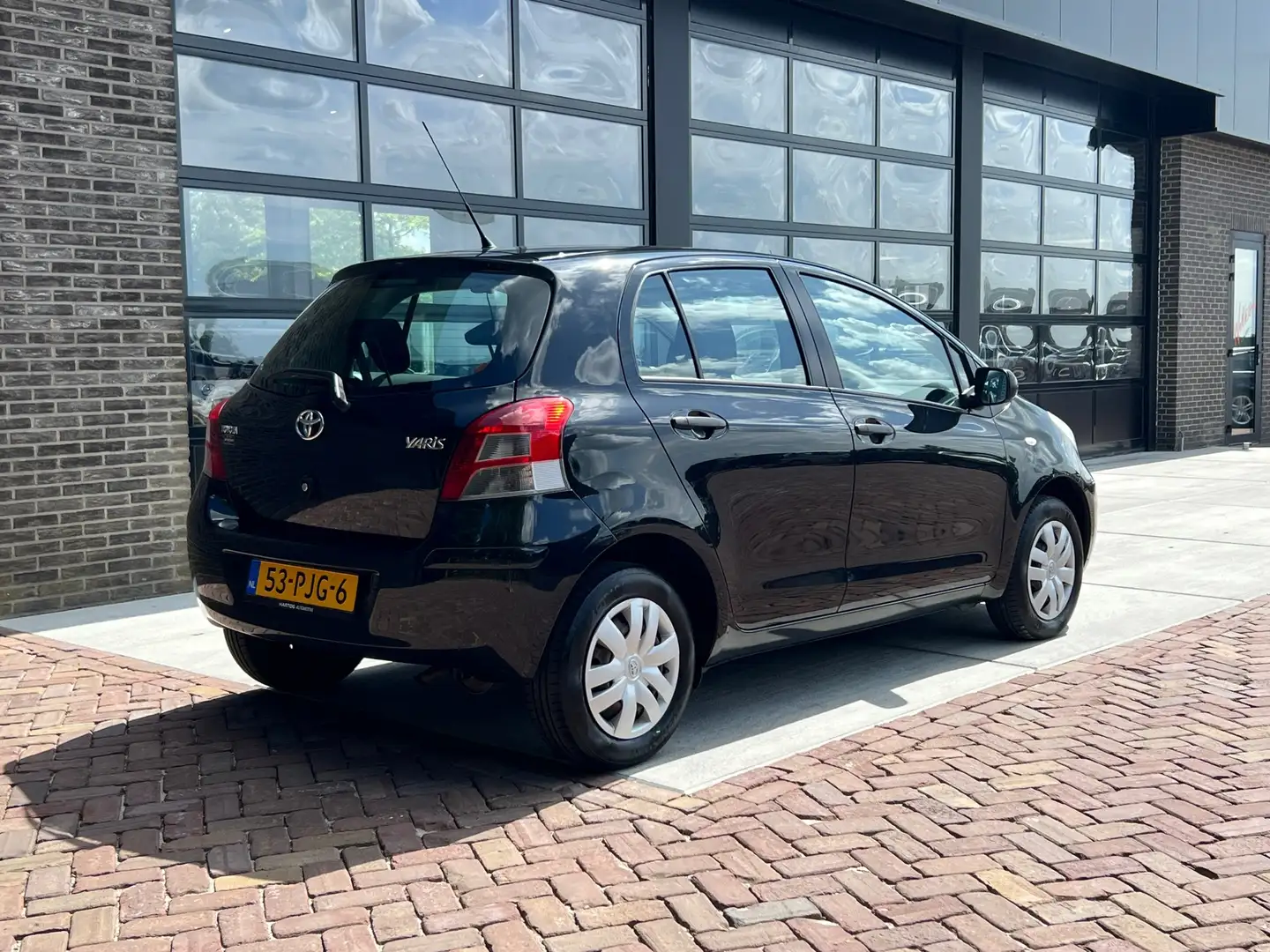 Toyota Yaris 1.0 VVTi Acces | 5 Deur | Airco | Nette auto | Zwart - 2