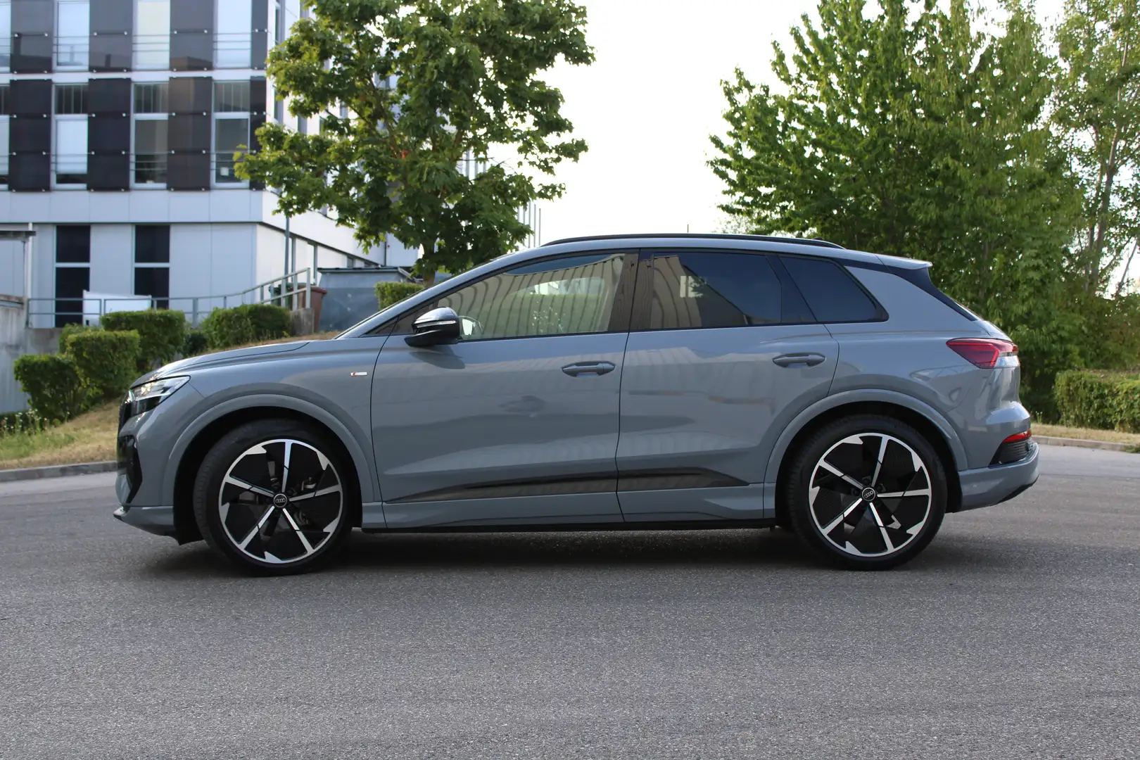 Audi Q4 e-tron 50 quattro Vollausstattung Leder Garantie 08/2028 Grau - 1