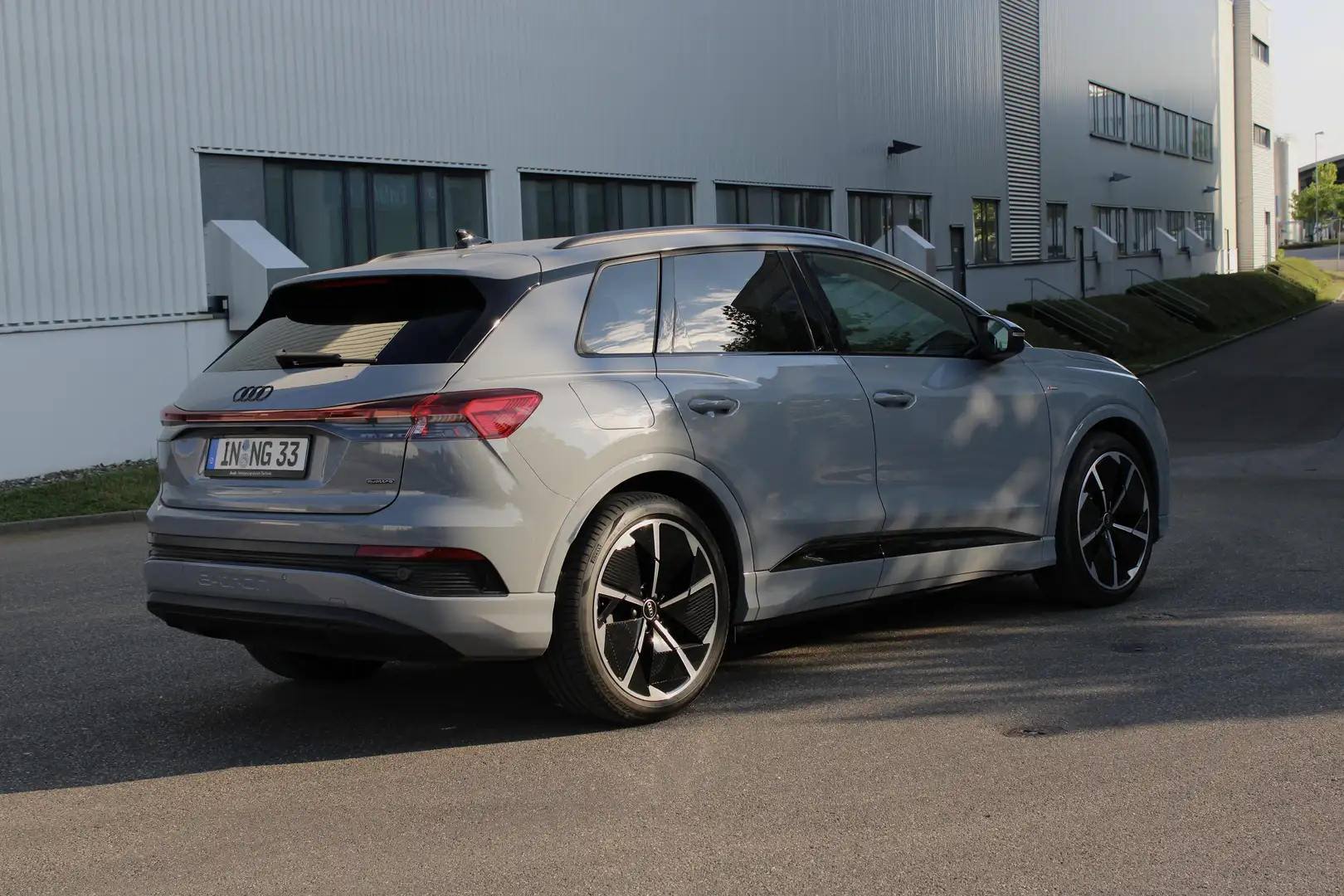 Audi Q4 e-tron 50 quattro Vollausstattung Leder Garantie 08/2028 Grau - 2