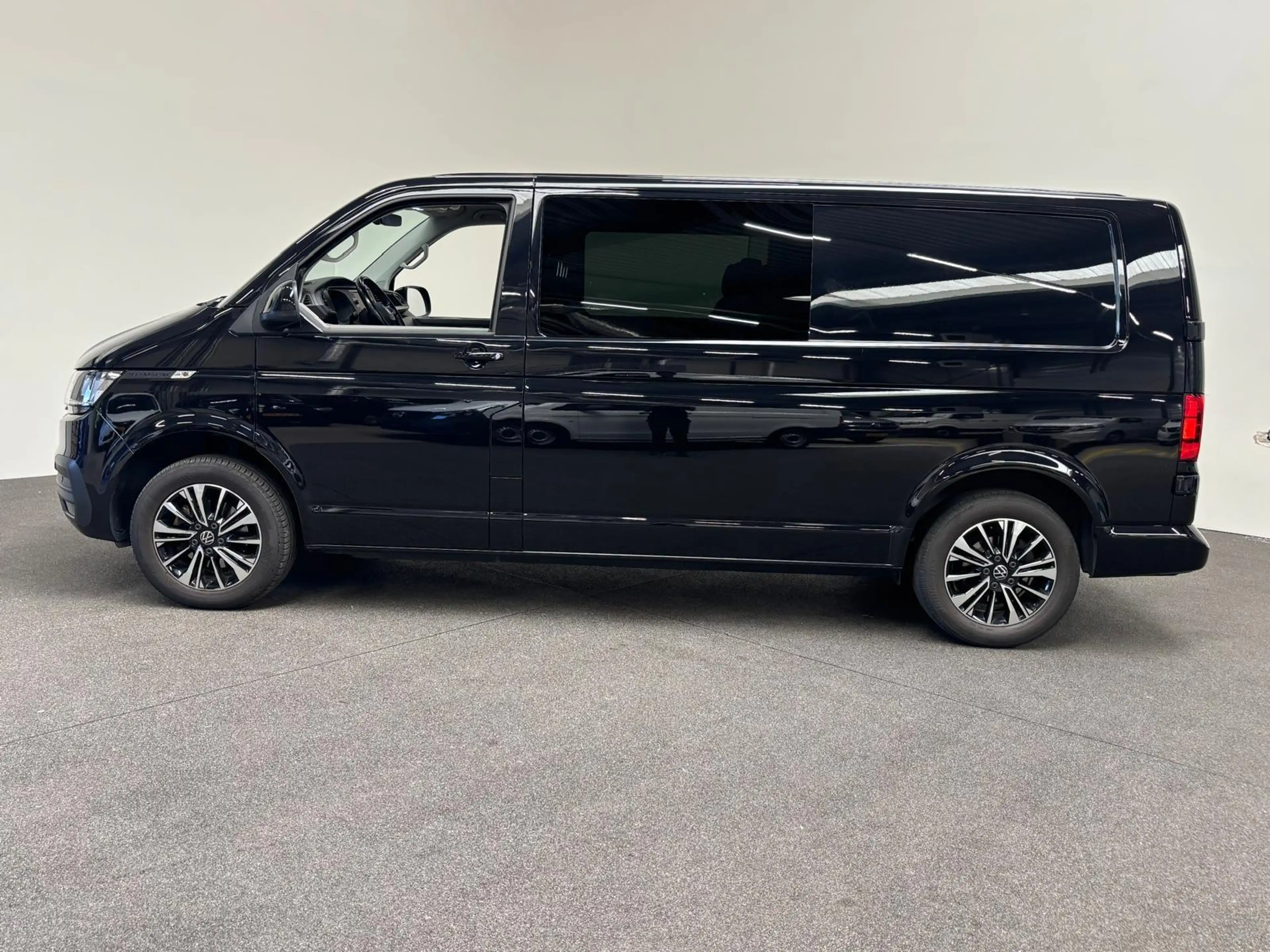 Volkswagen T6.1 Transporter 2.0 TDI L2H1 28 Dubbele Cabine Highline Automaat C — photo 4