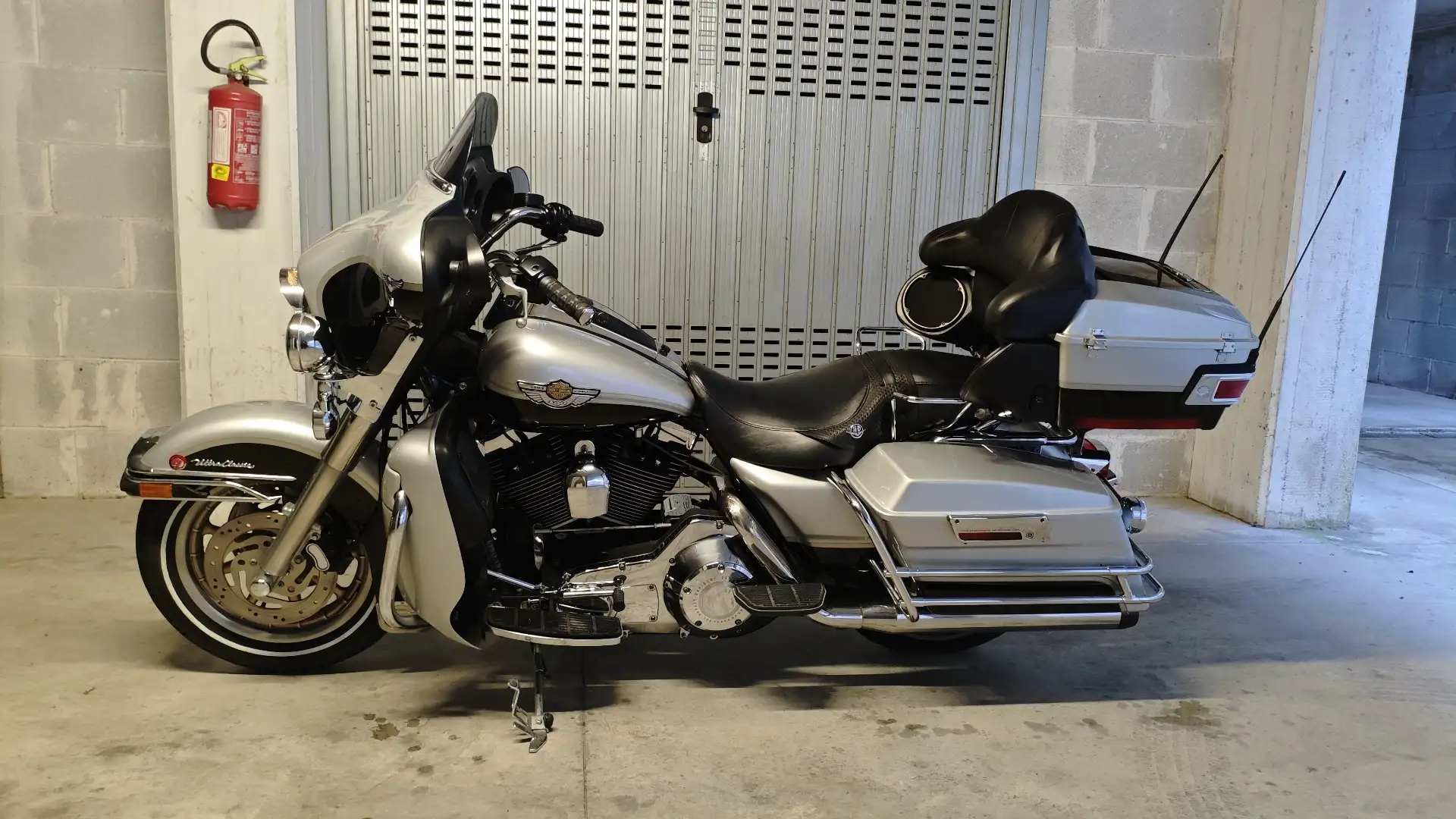 Harley-Davidson Ultra Classic Electra Glide 100 th Anniversario Stříbrná - 1