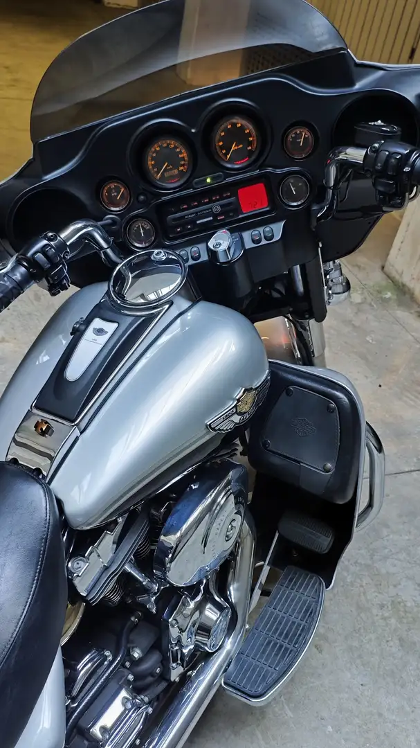 Harley-Davidson Ultra Classic Electra Glide 100 th Anniversario Stříbrná - 2