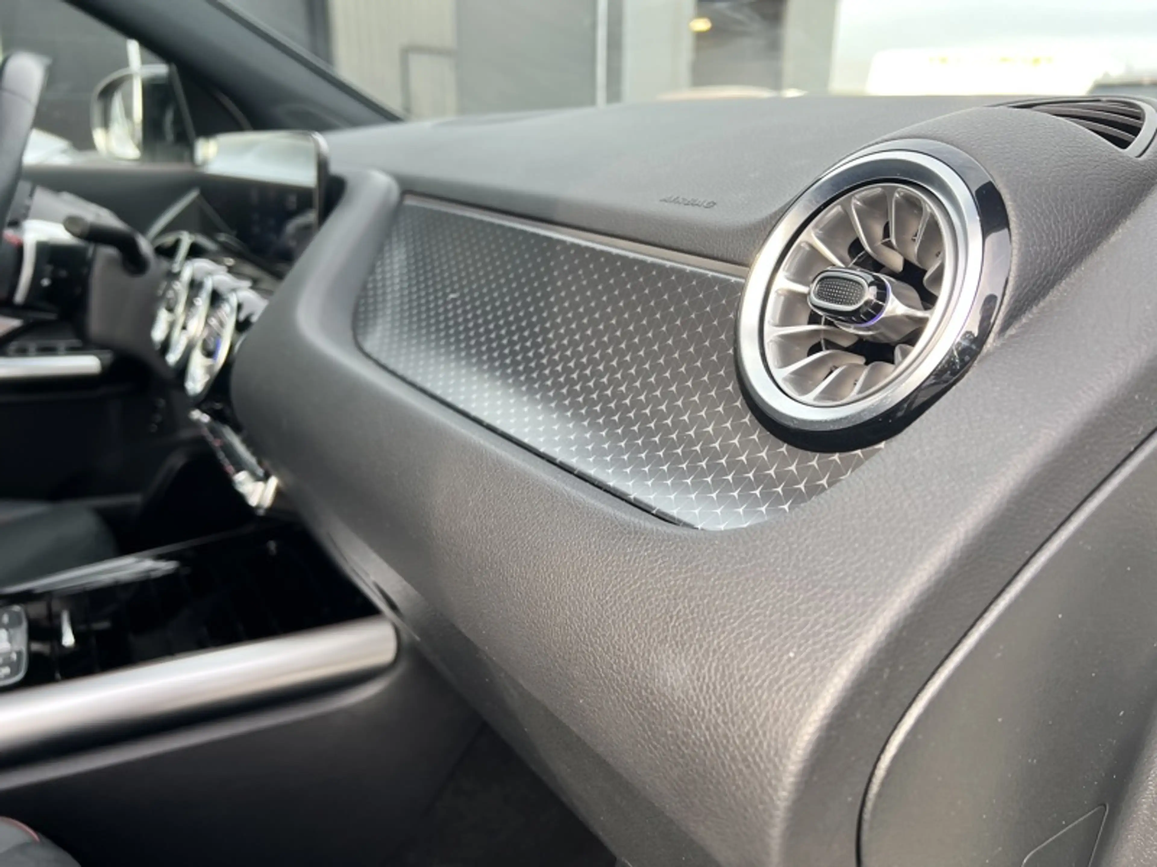 Mercedes-Benz GLA 180 d AMG Pack Night Toit Pano Attelage — photo 12