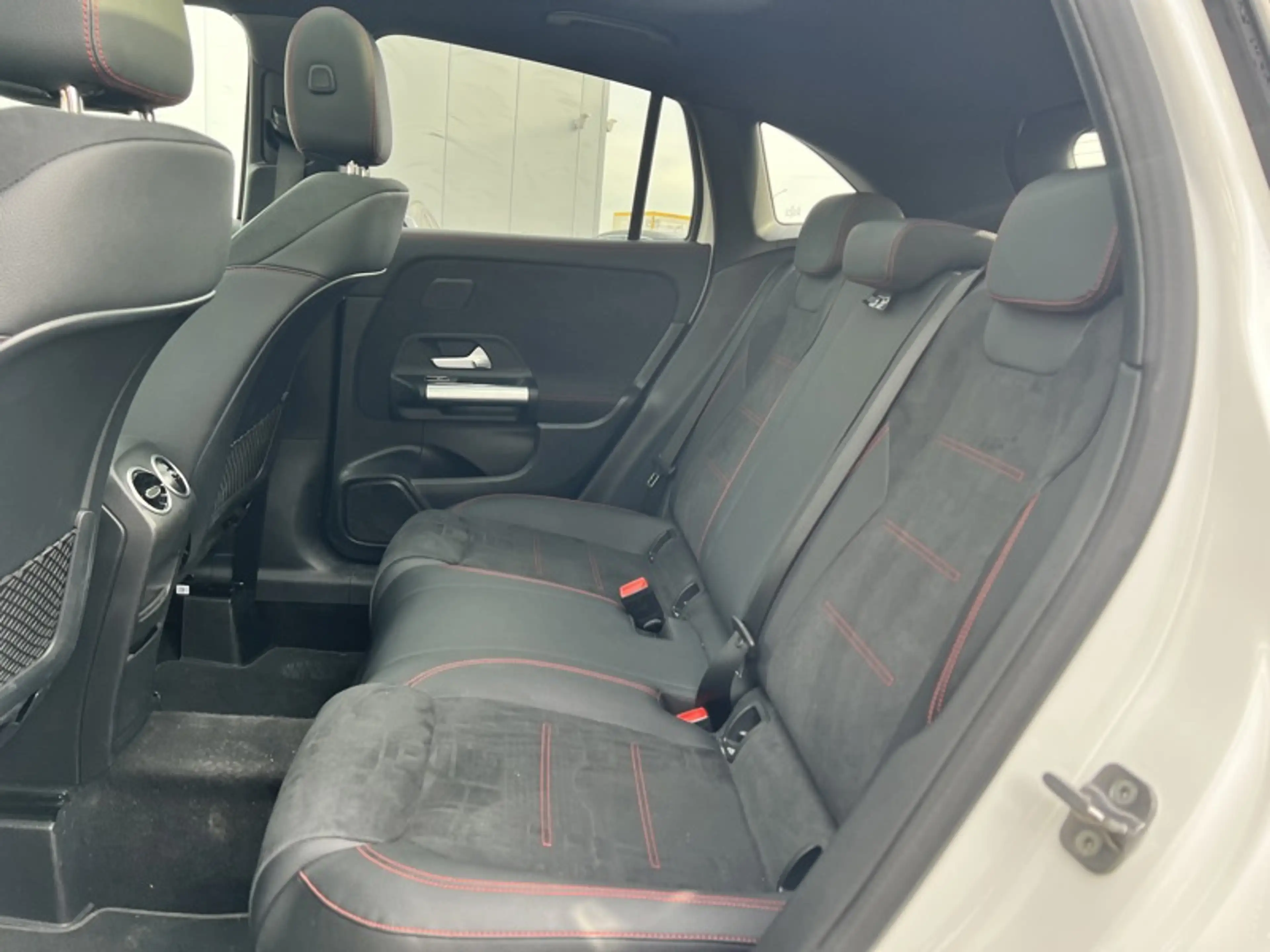 Mercedes-Benz GLA 180 d AMG Pack Night Toit Pano Attelage — photo 10