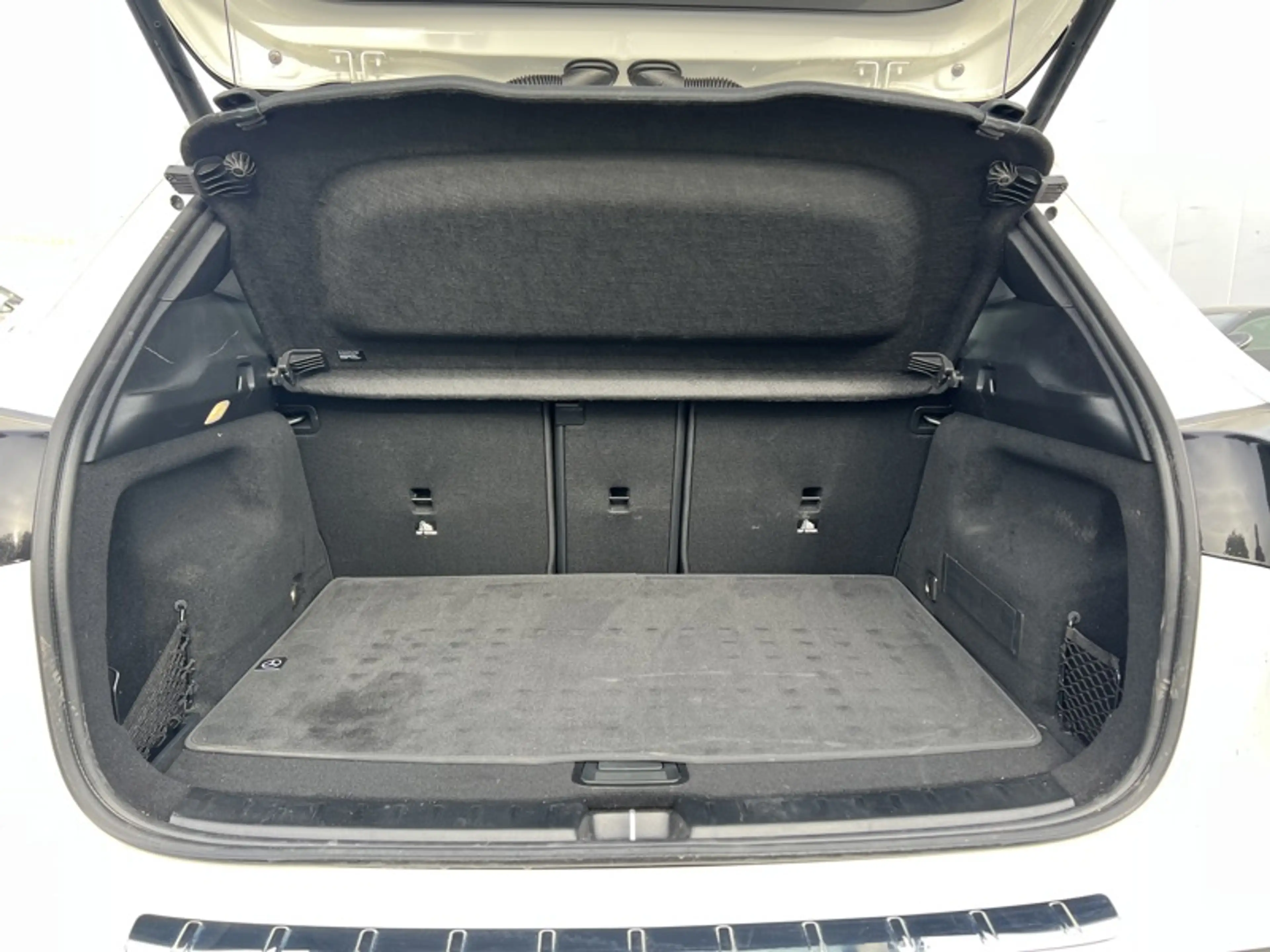 Mercedes-Benz GLA 180 d AMG Pack Night Toit Pano Attelage — photo 14